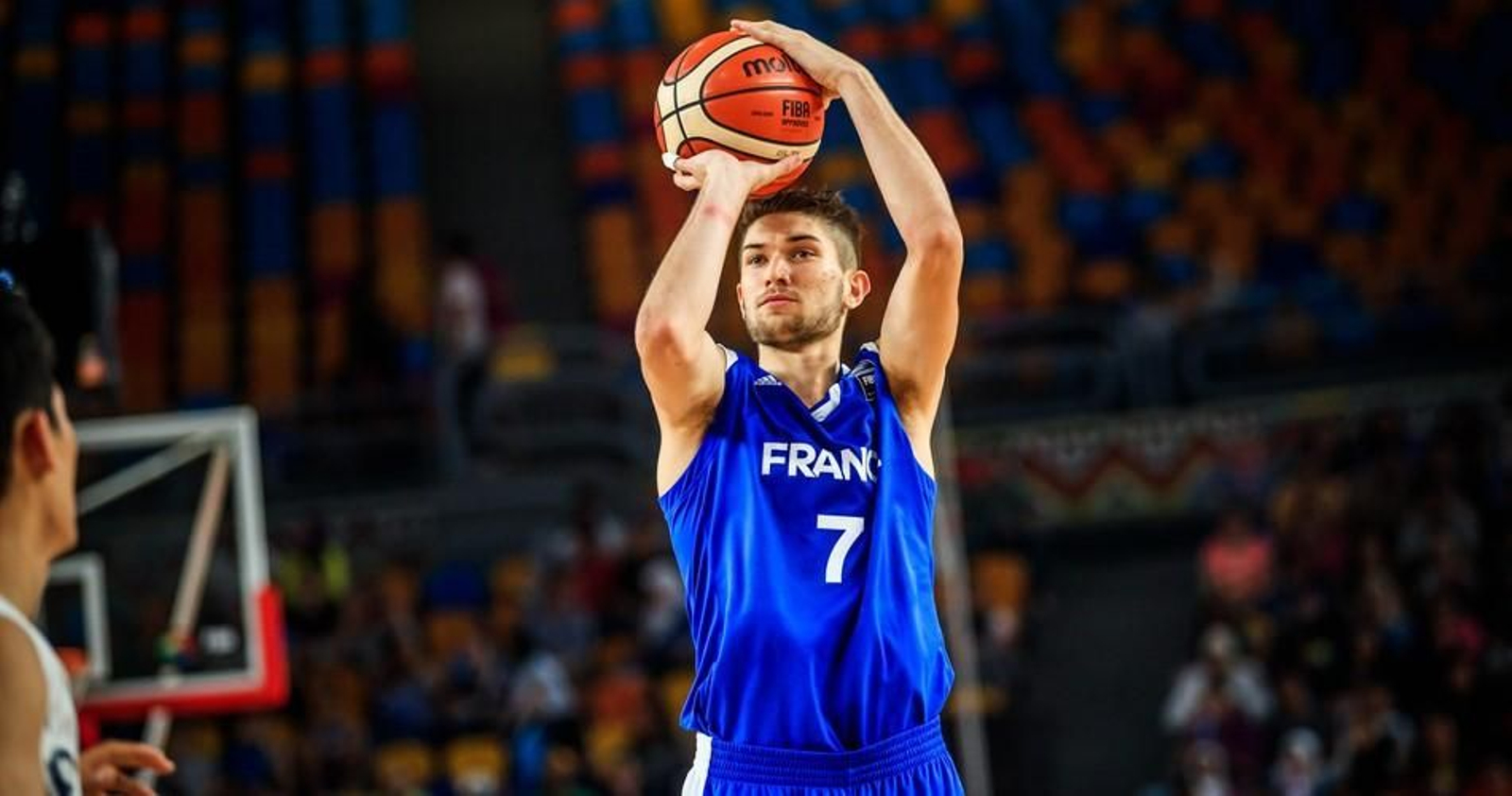 Killian Tillie lanza a canasta con Francia.