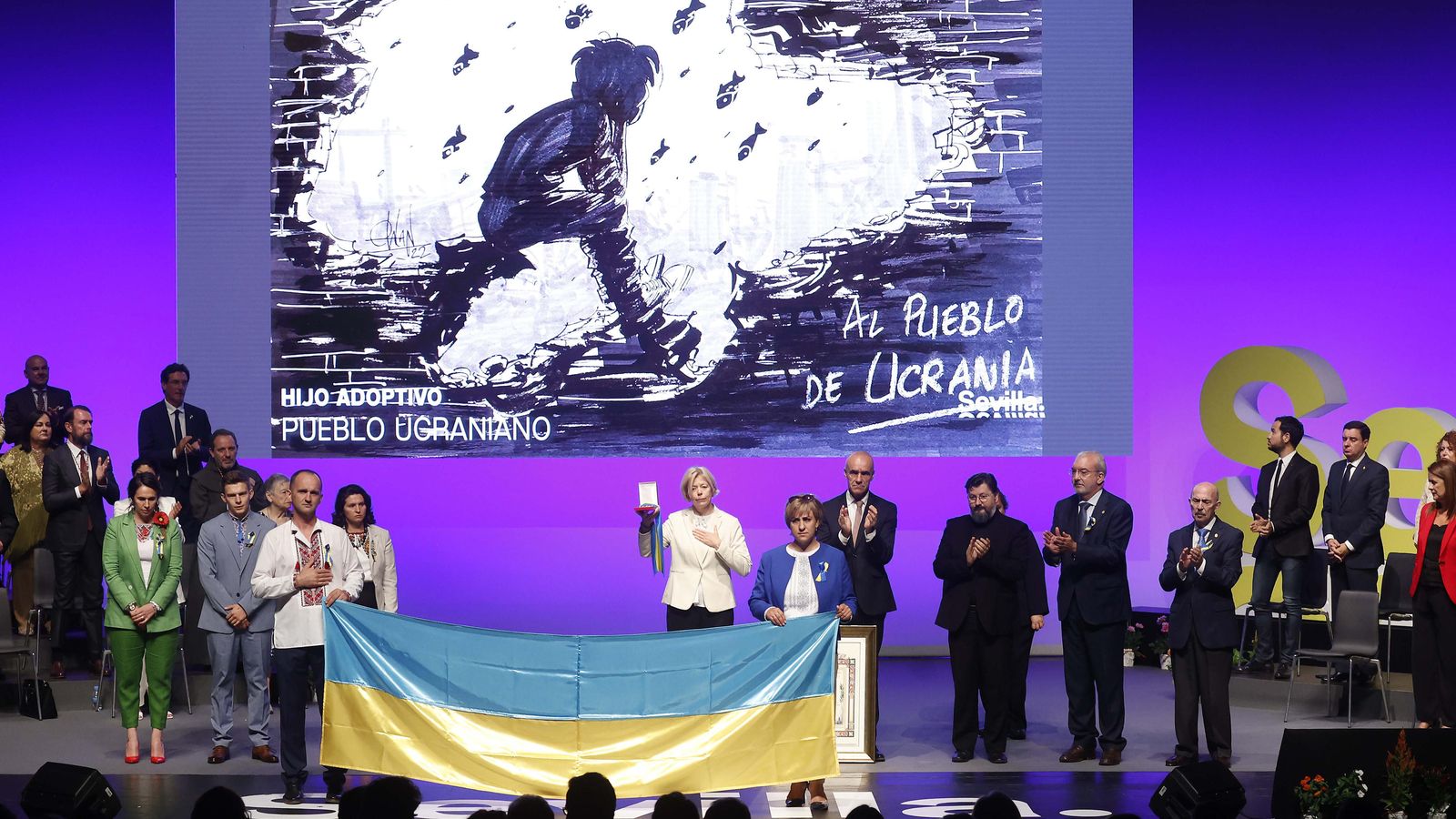 Los representantes de Ucrania exhiben la bandera de su país tras recibir el título de Hijo Adoptivo de Sevilla.