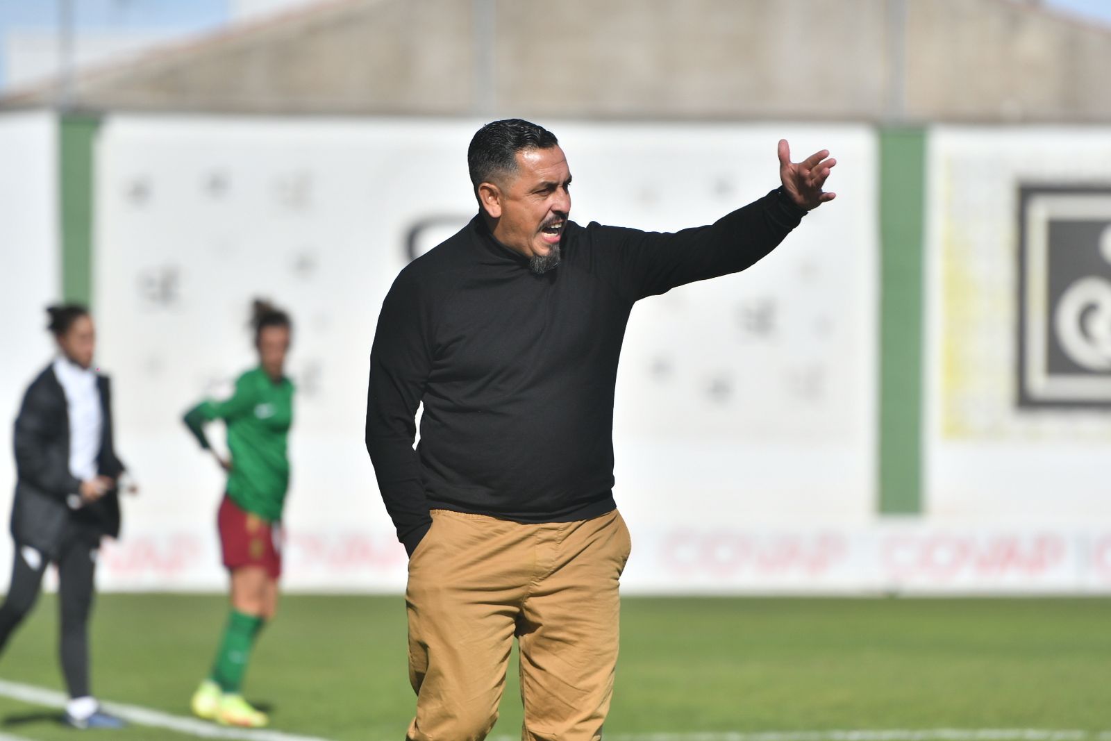 Ariel Montenegro dirige al Pozoalbense durante un partido.