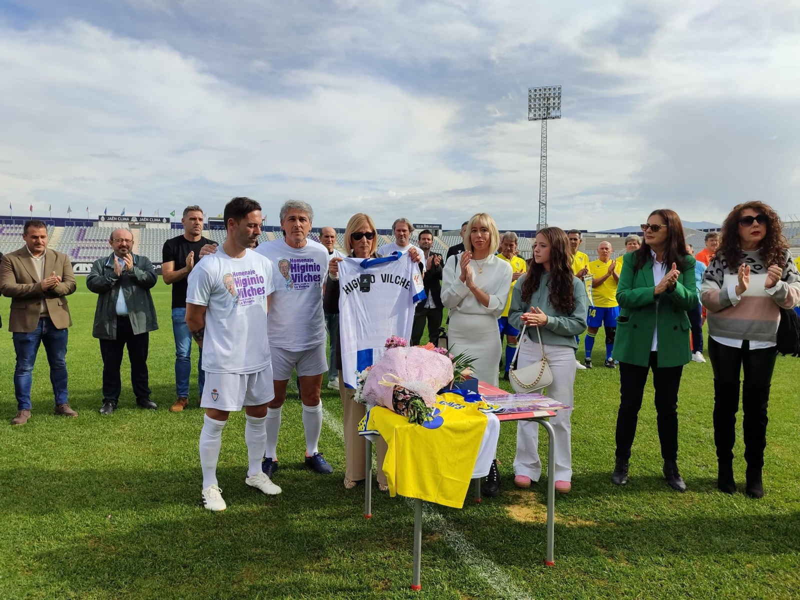 Entrega de una camiseta del RDC Espanyol a la familia Vilches.