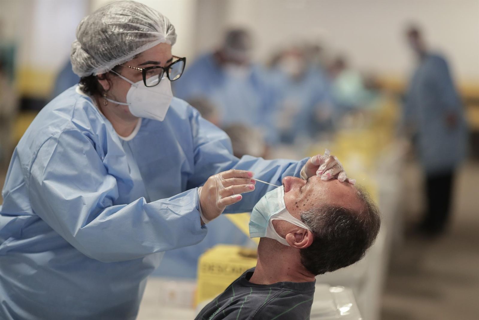 Un hombre se realiza una PCR en Río de Janeiro