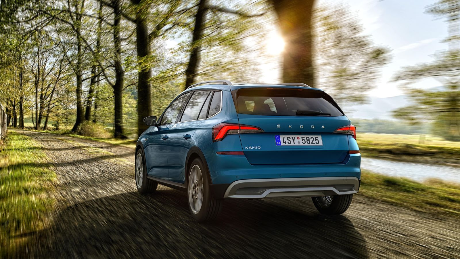 Las protecciones de los pasos de rueda y la utilización de detalles en color plata hacen ver distinto al Skoda Kamiq Scout.