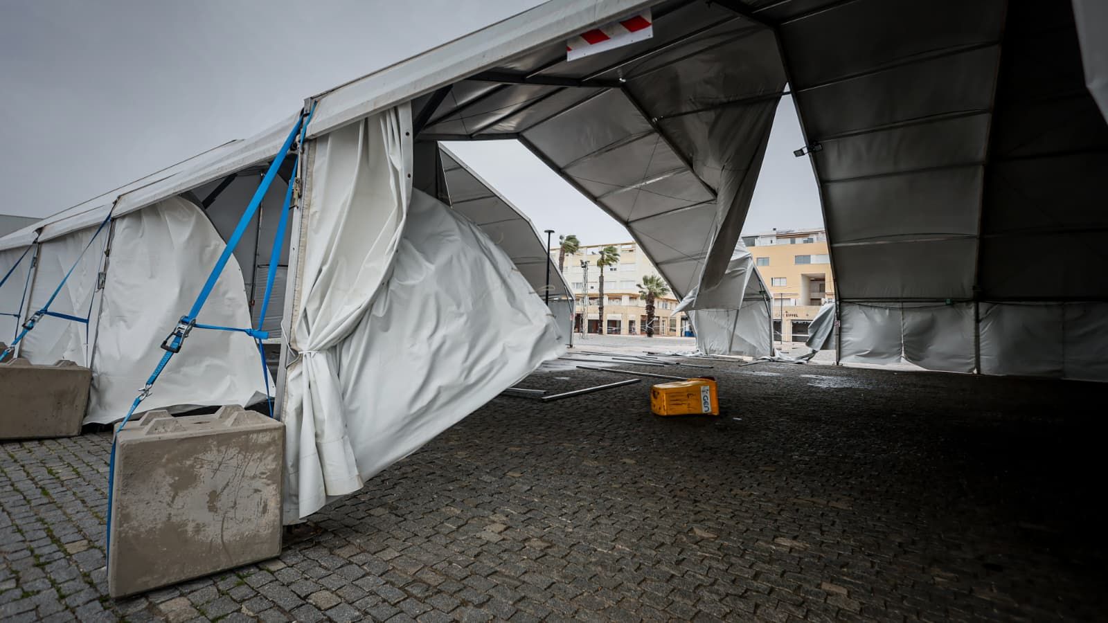 El viento destroza la carpa del Carnaval en Puerto Real durante el paso de la borrasca Kristin