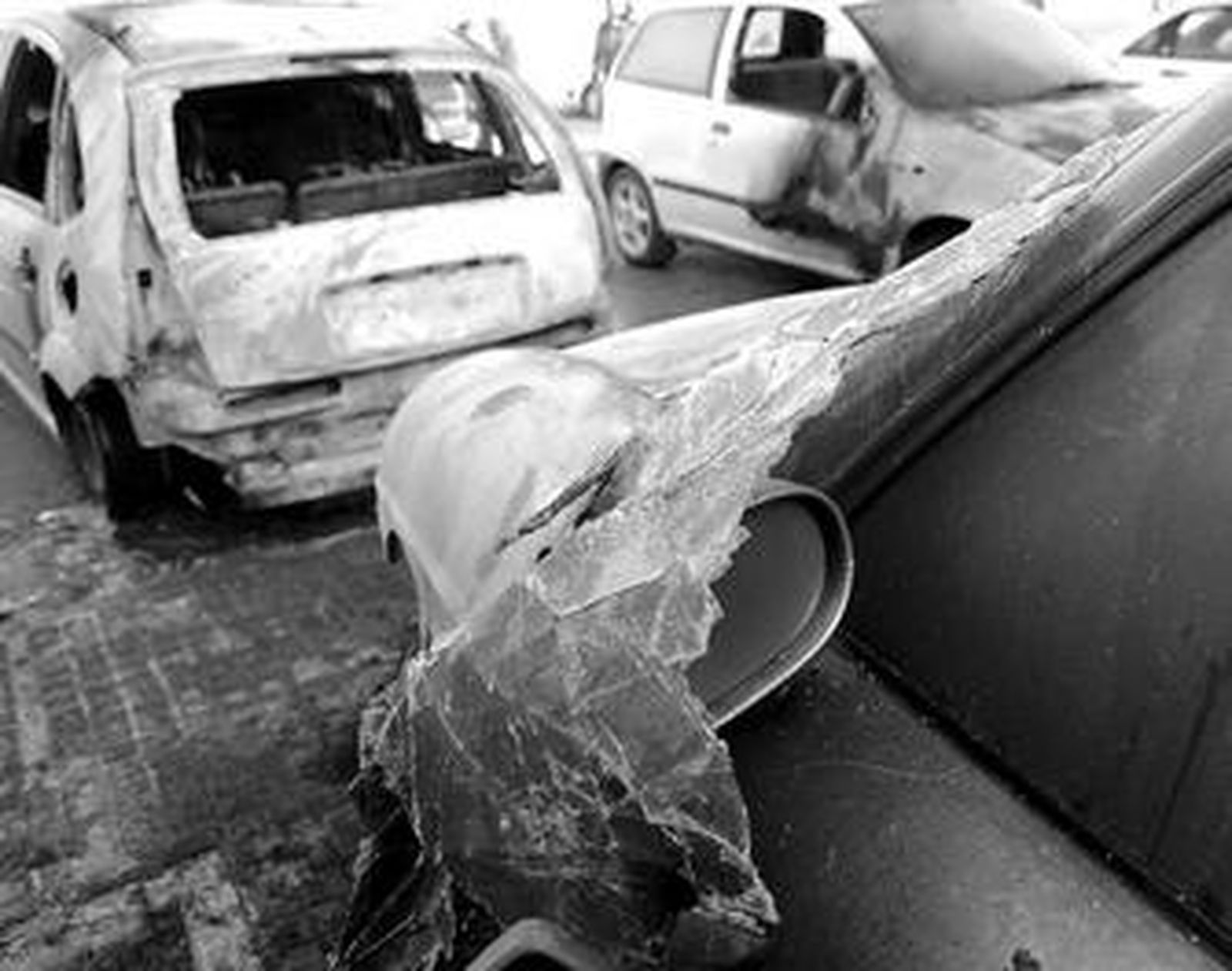 Primer plano del coche Fiat donde comenzó el incendio, provocado, anoche.