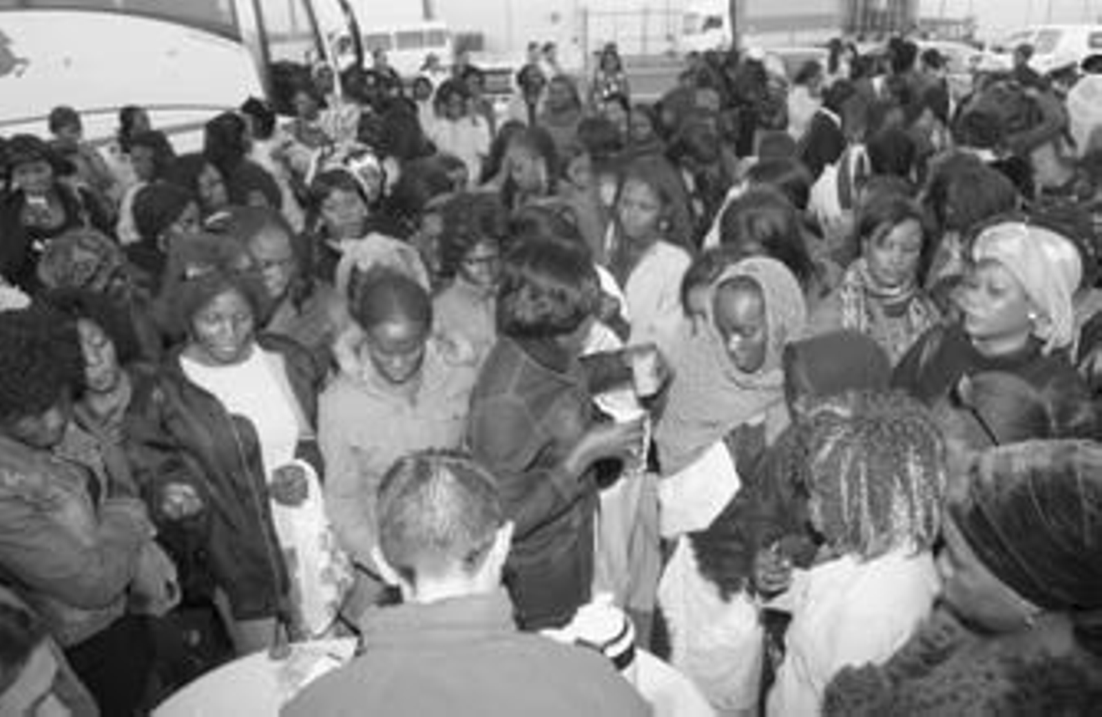 Llegada de trabajadoras africanas para participar en la recogida de la fresa el año pasado.