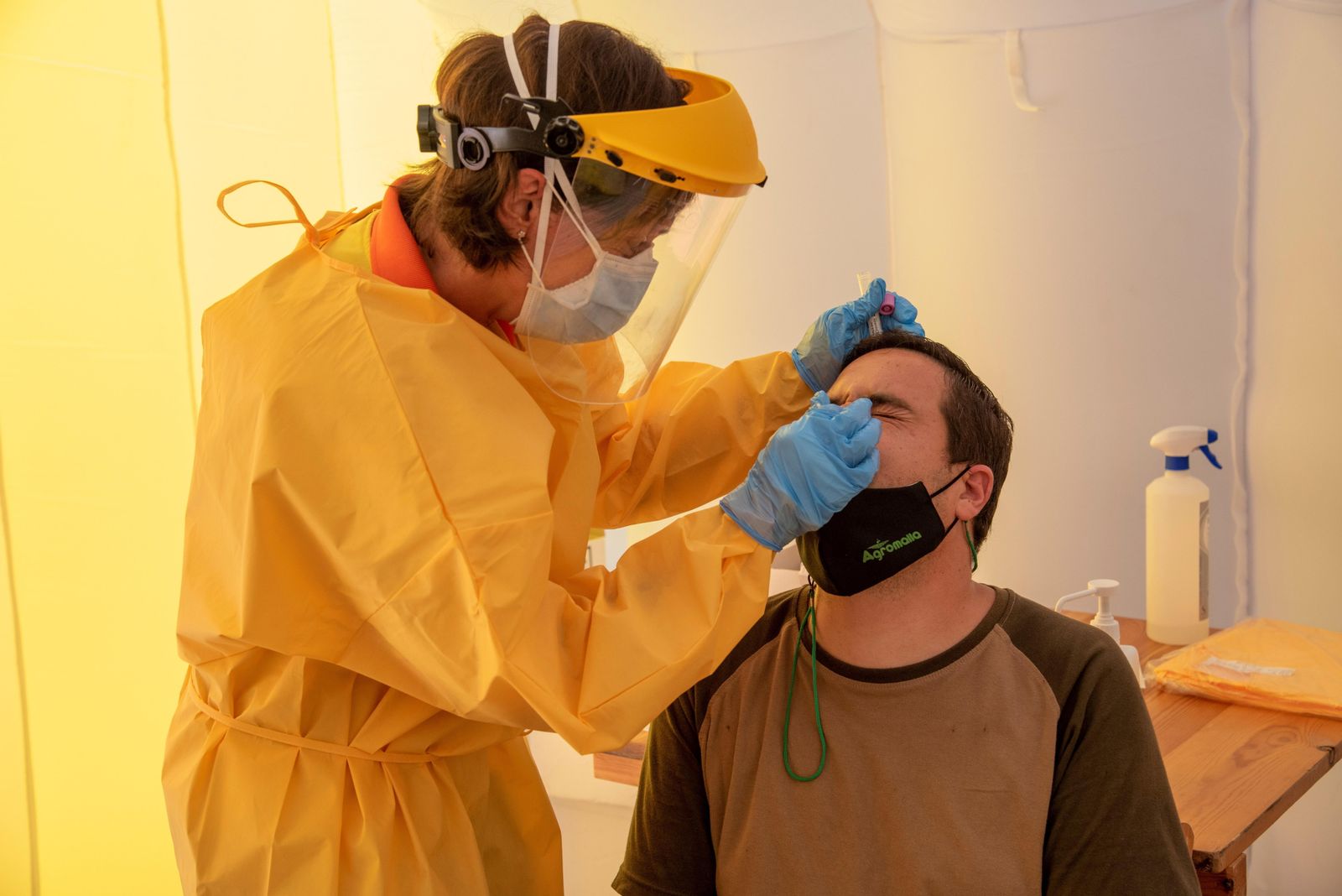 Prestan material al Clínico de Granada para las pruebas PCR de coronavirus