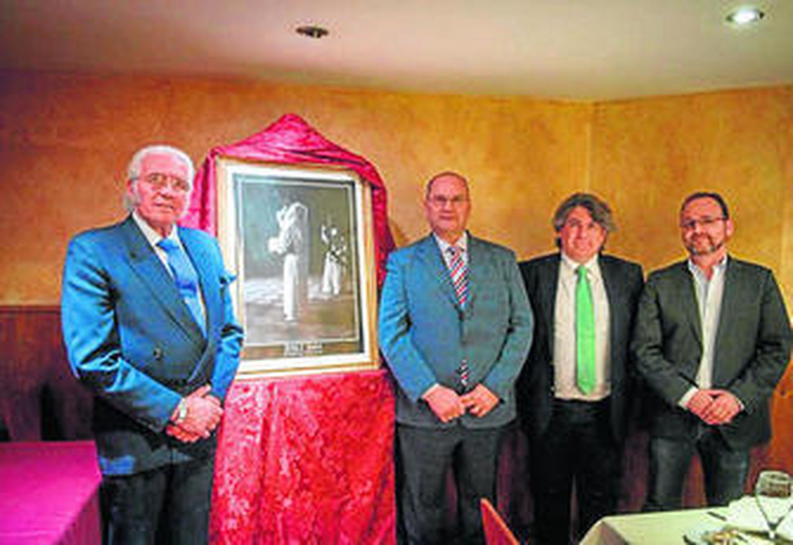 Presentación del cartel, con su autor a la izquierda de la imagen.