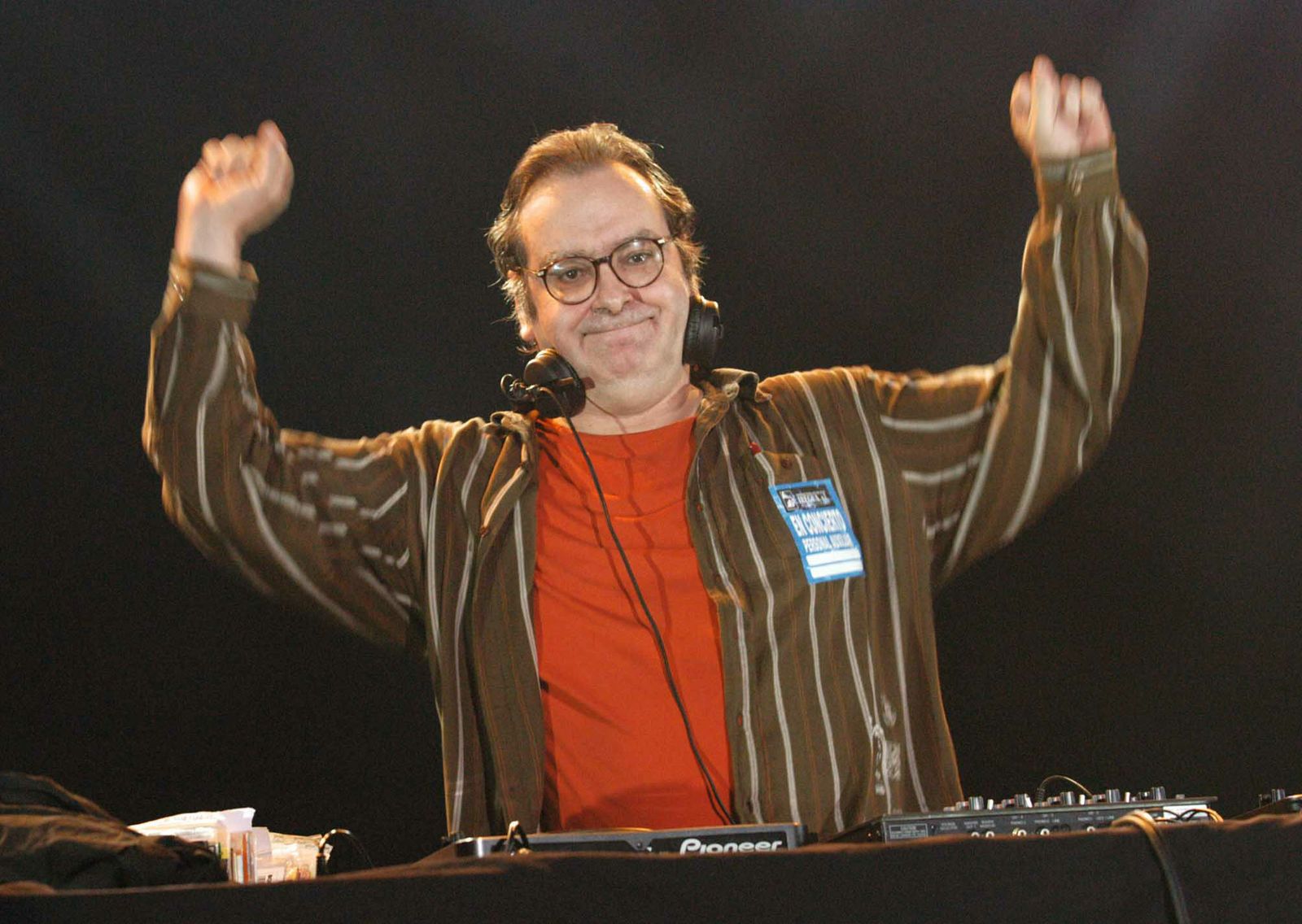 El periodista y crítico musical Diego A. Manrique, durante una sesión de 'dj' en el año 2004.