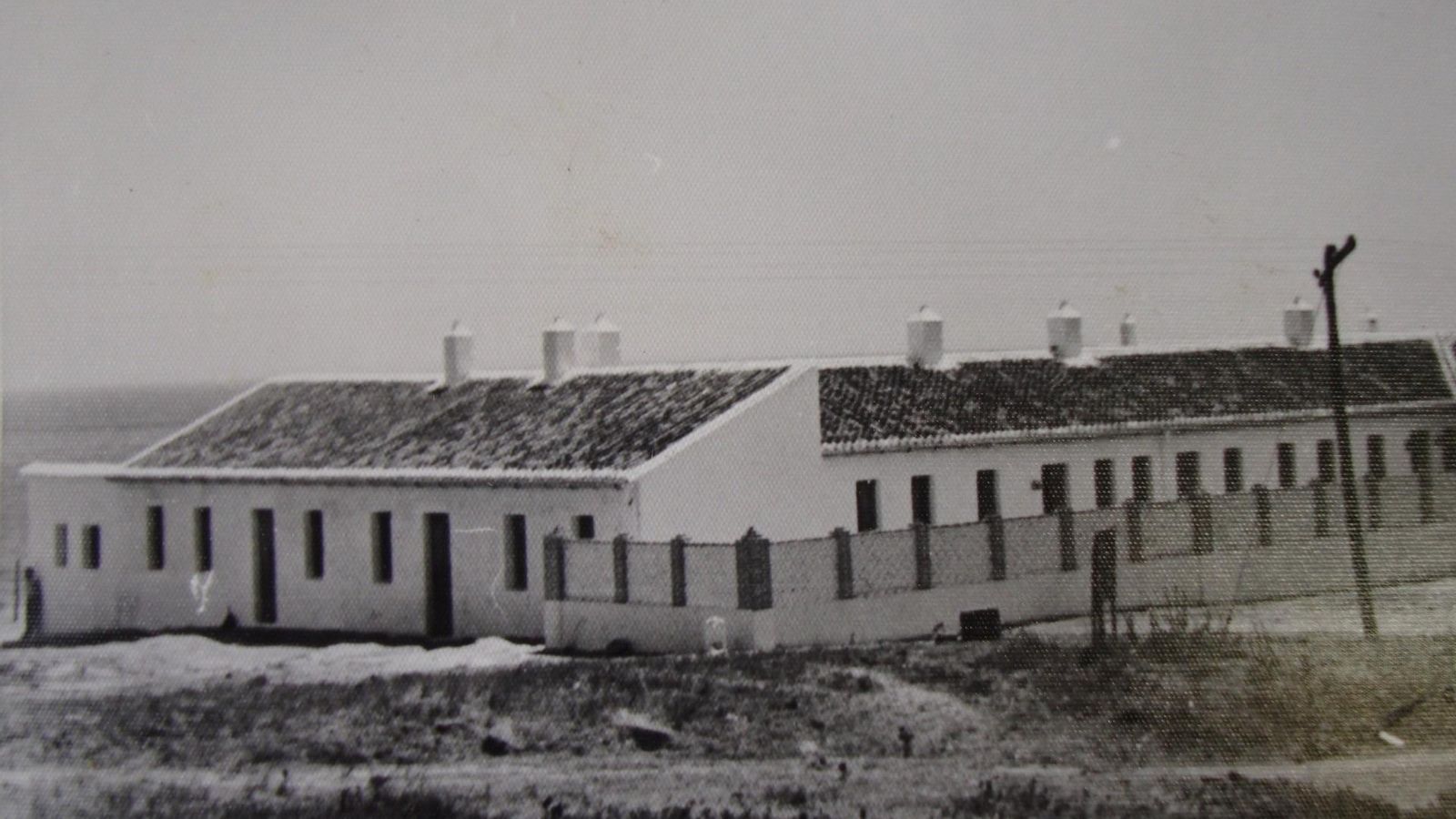 Casa-cuartel de la Guardia Civil en la barriada de Torreguadiaro en 1965. Casa-cuartel de la Guardia Civil en la barriada de Torreguadiaro en 1965.
