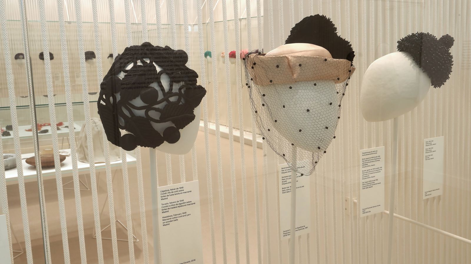 Más diseños que componen la exposición dedicada a los sombreros y tocados de Balenciaga.