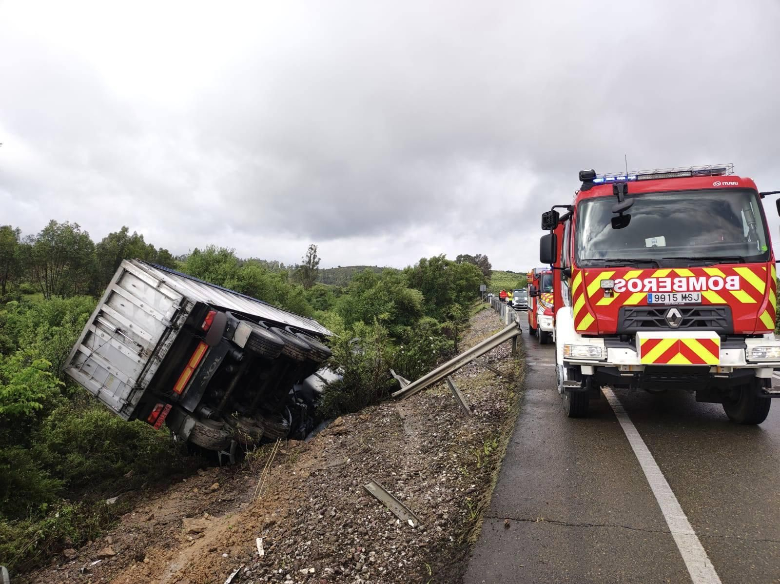 El camión tras caer en la cuneta.