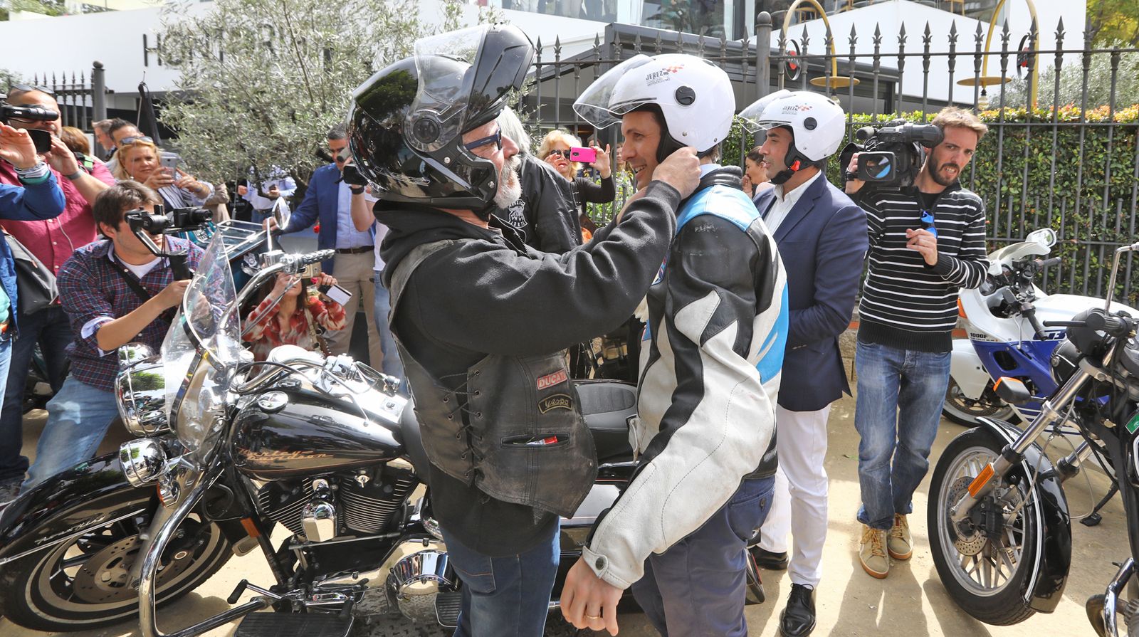 Imágenes de Pablo Casado en un acto con moteros en Jerez