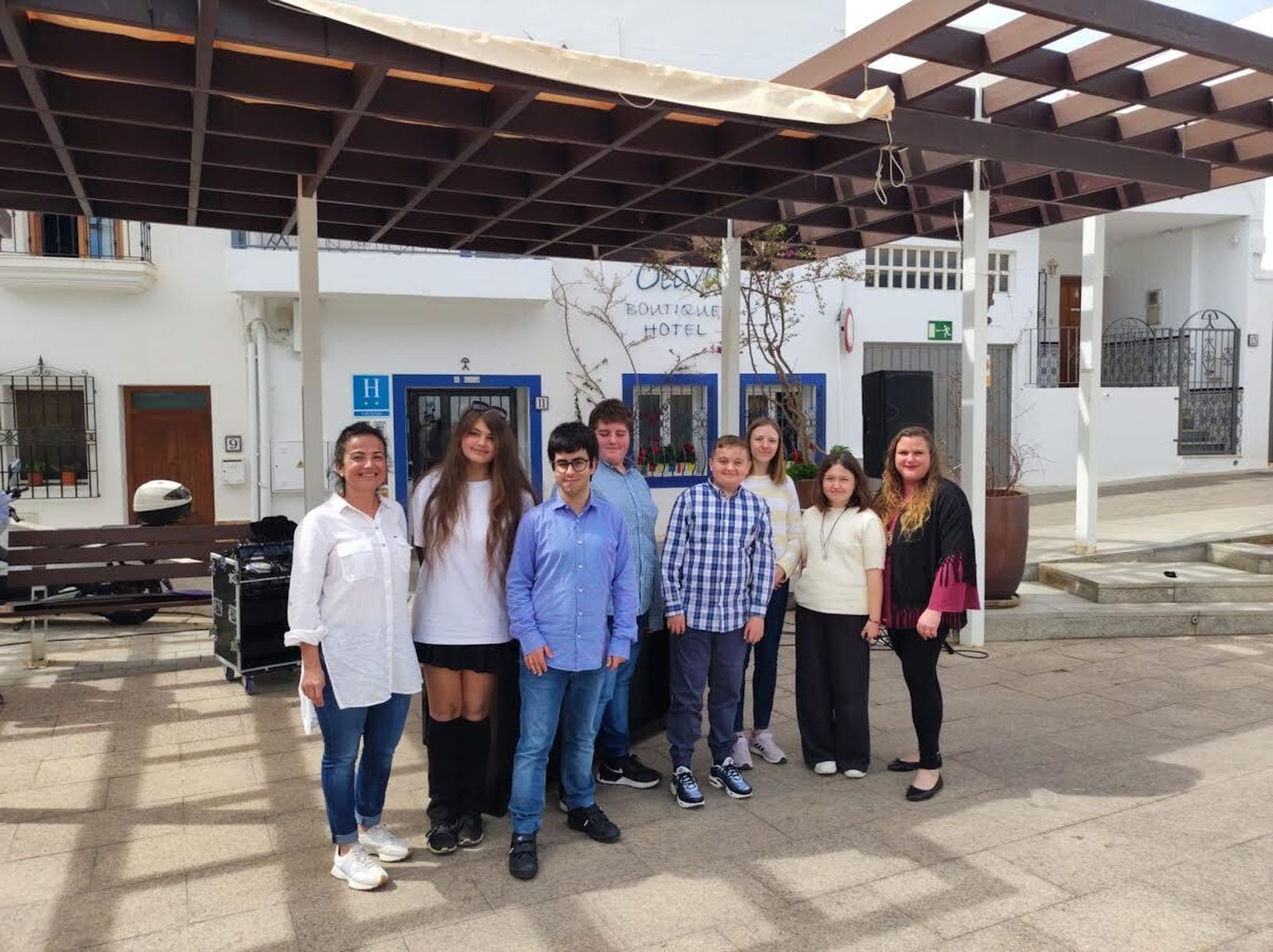 Alumnos del aula de piano  con Yolanda  Parra, su profesora, y Noemi Linares, concejala de Cultura