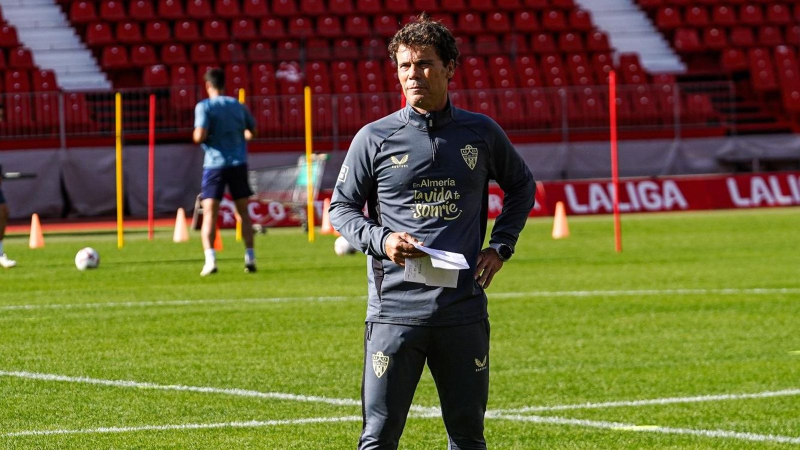 El preparador barcelonés, atento a sus futbolistas en la sesión matinal.