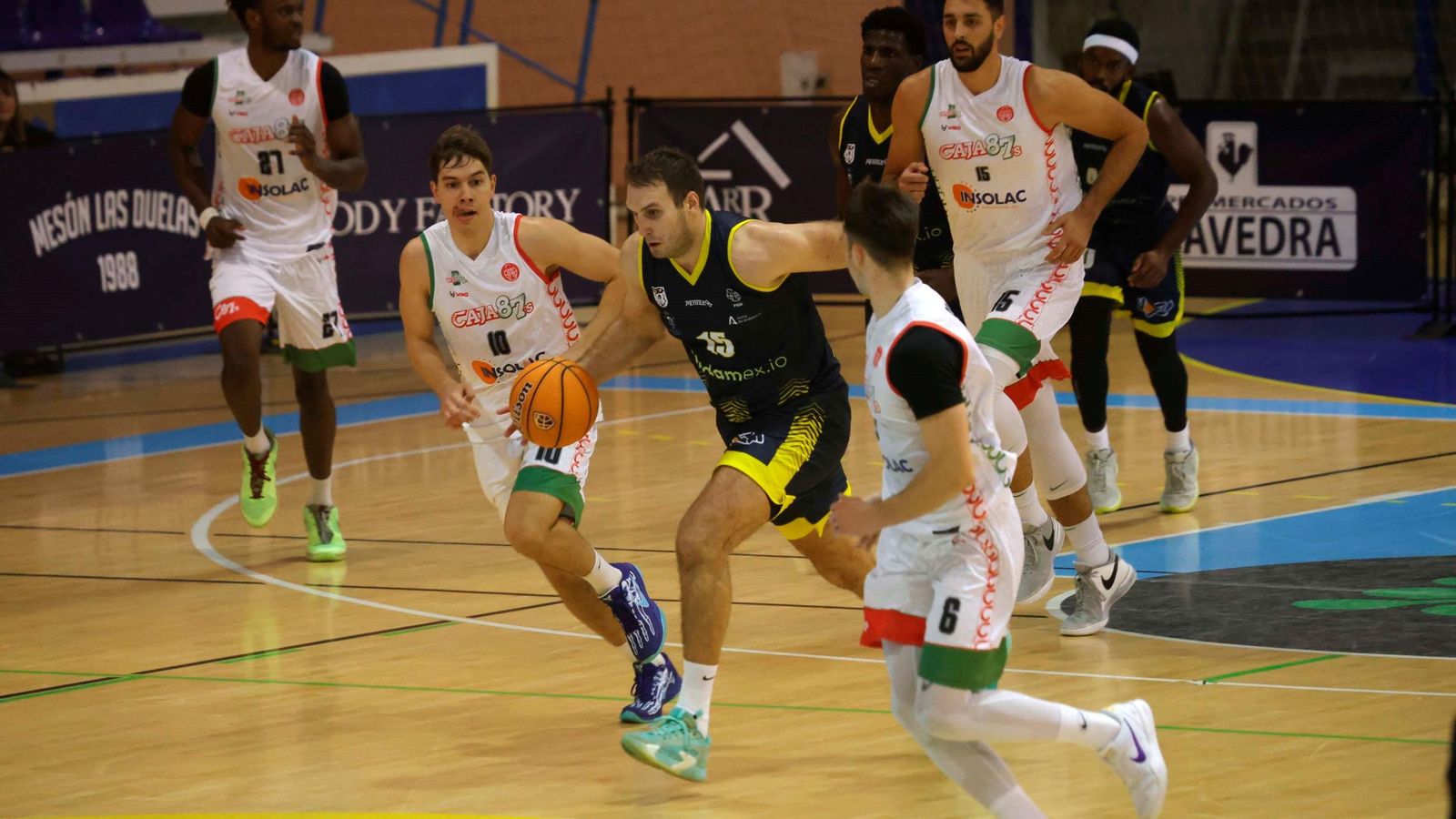 Jankovic, con el Algeciras, sube la pelota defendido por los cajistas Álvaro Herrera y Rafa Santos.