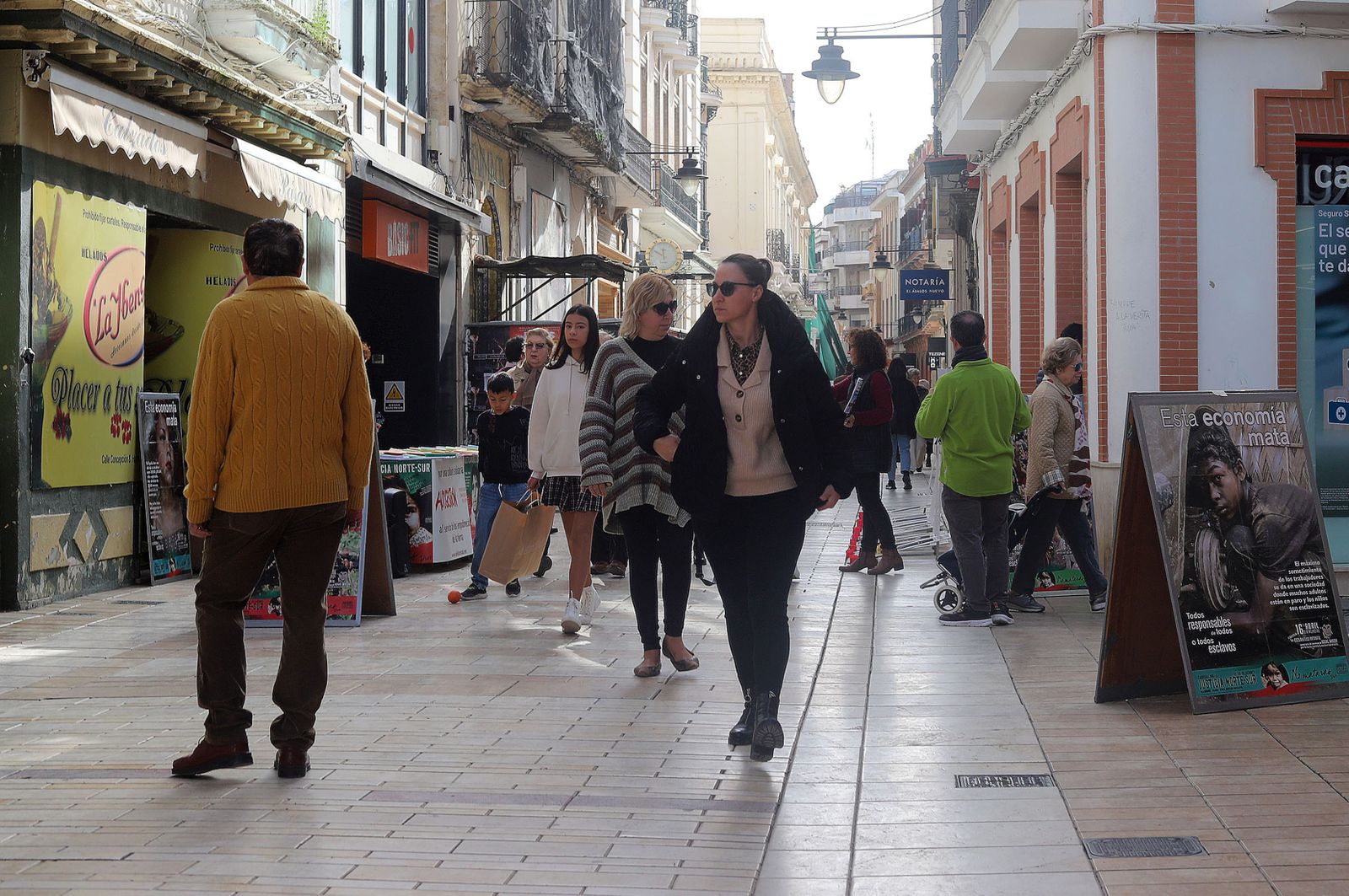 Imágenes del ambiente en la mañana de carnaval en Huelva