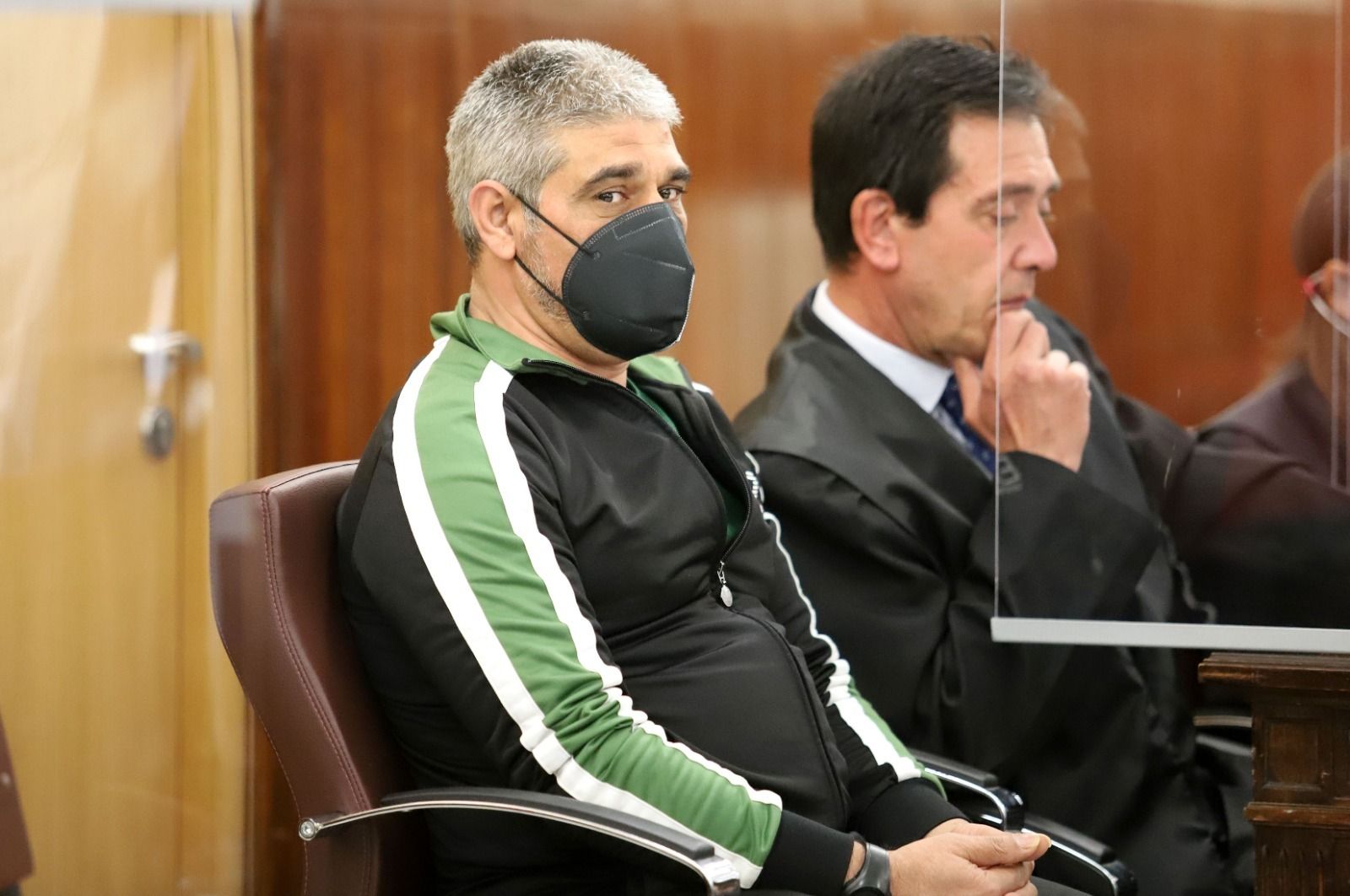 Bernardo Montoya junto a su abogado, Miguel Rivera esta mañana en la Audiencia Provincial.