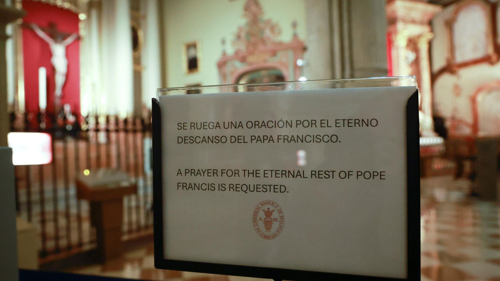 Cartel que ruega una oración por el descanso del Papa.