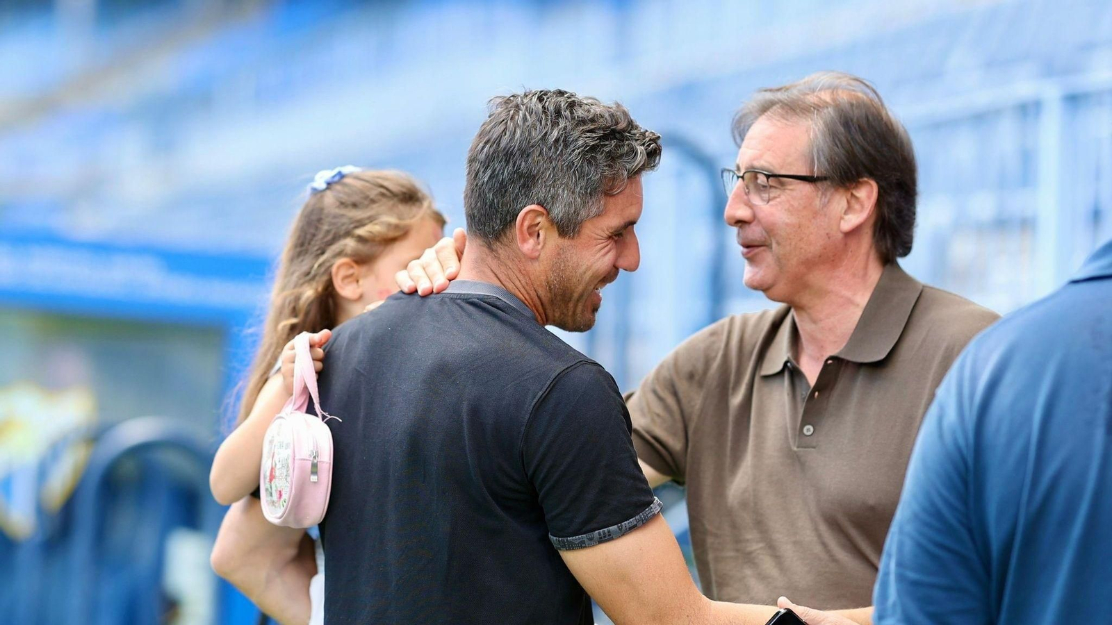 Loren Juarros y Funes dándose la mano.