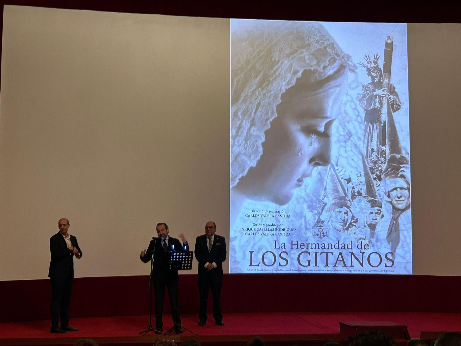 Enrique Casellas, junto al hermano mayor, se dirige al público del Cervantes