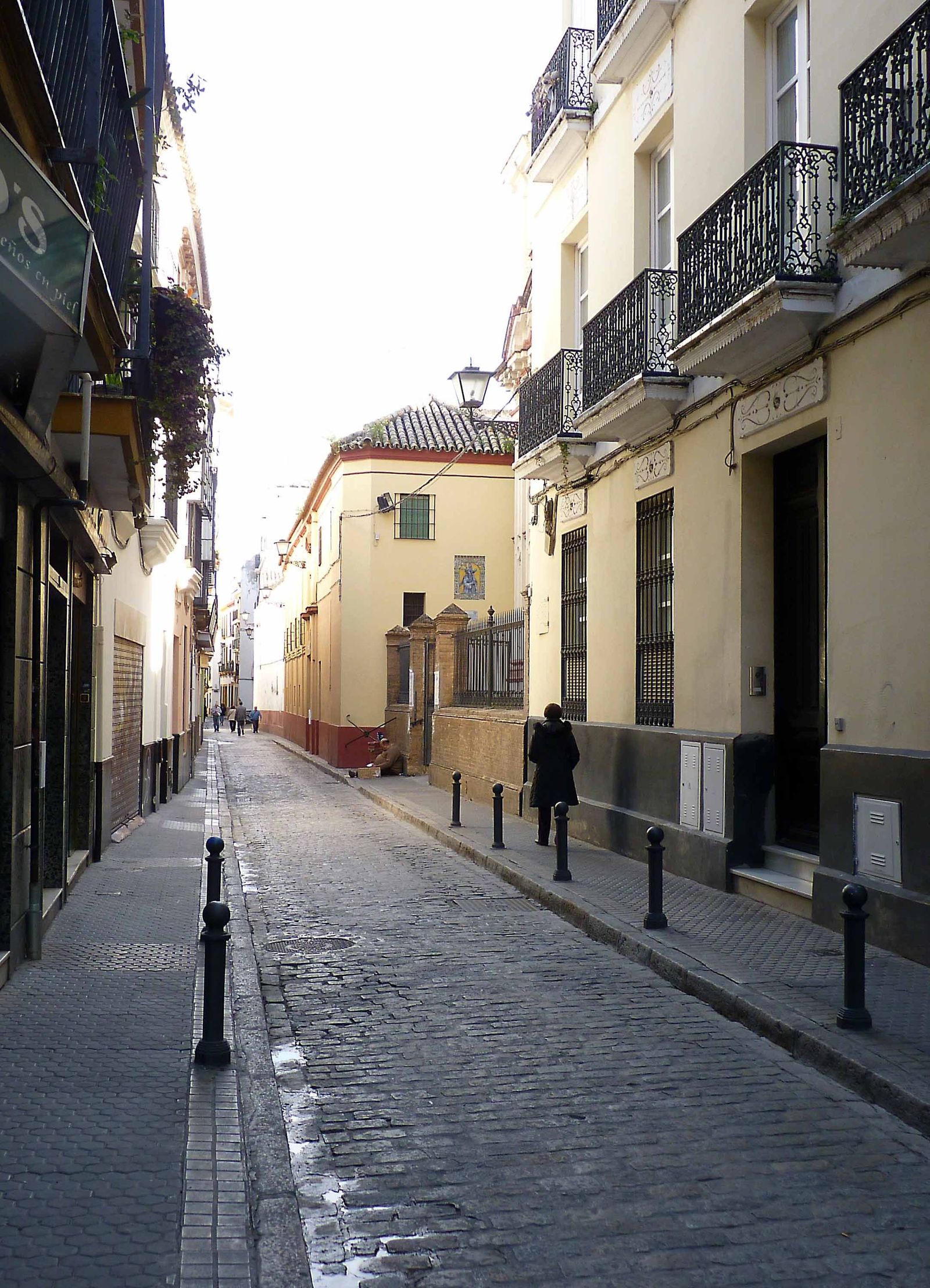 Intimista, solitaria, la calle Cardenal Spínola es la vía más directa al corazón devocional de la ciudad.