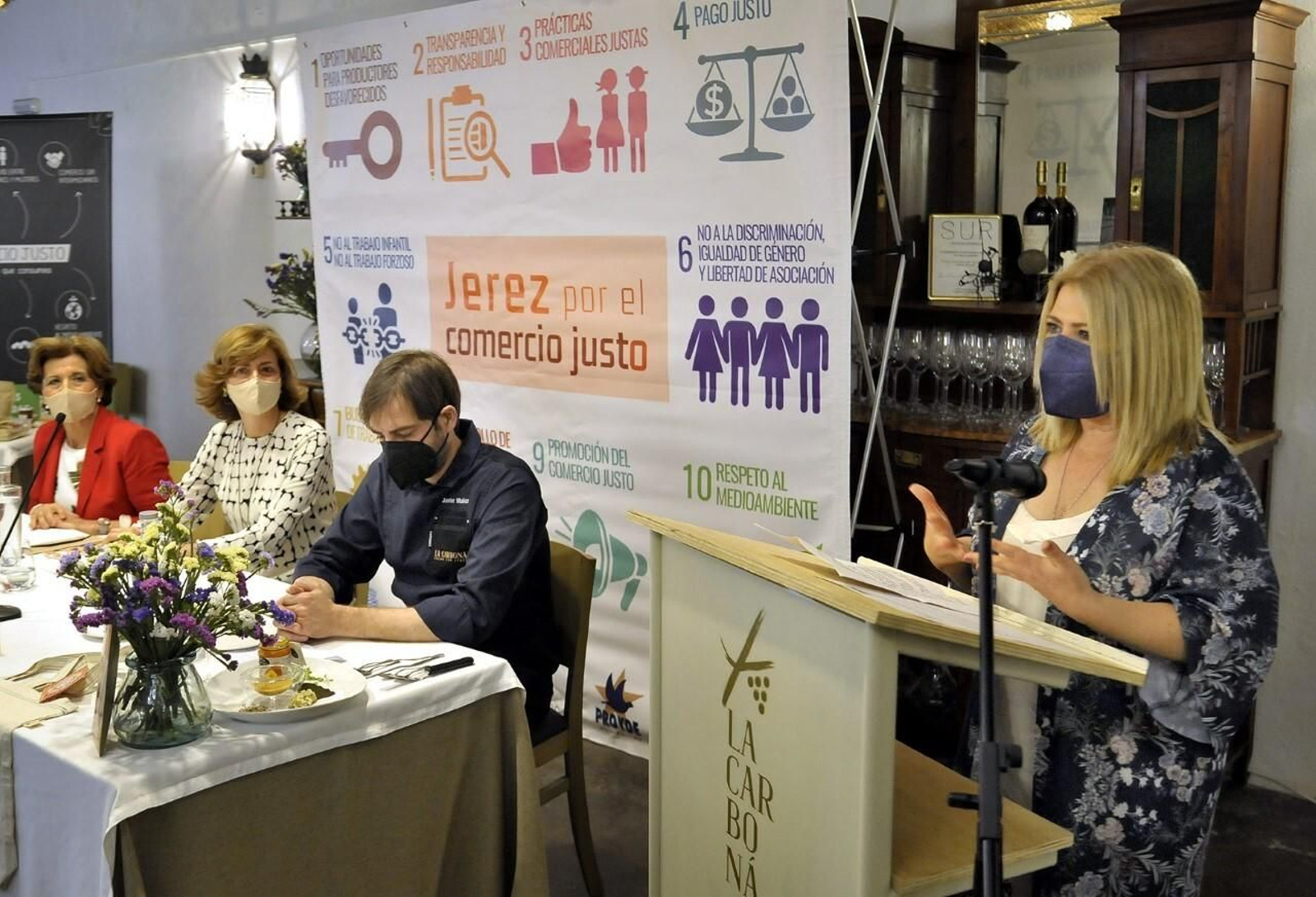 Mamen Sánchez, en la presentación en el Restaurante La Carboná del recetario 'Sabores gaditanos con comercio justo'.