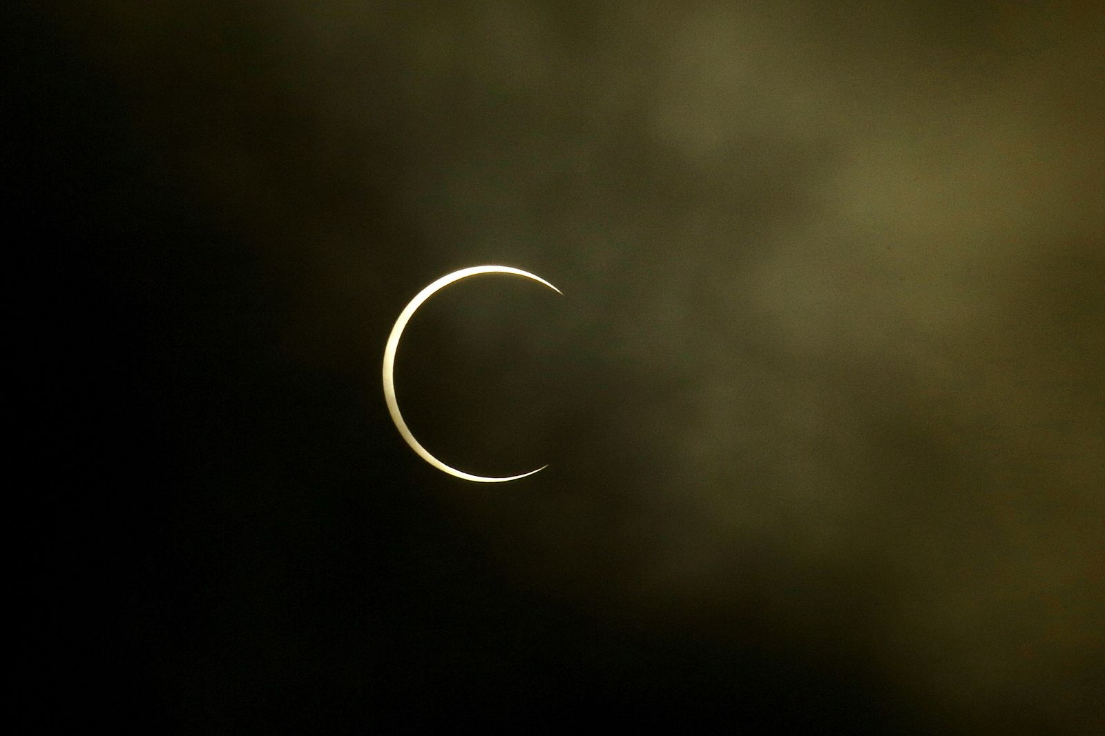 Las imágenes del último eclipse solar de la década