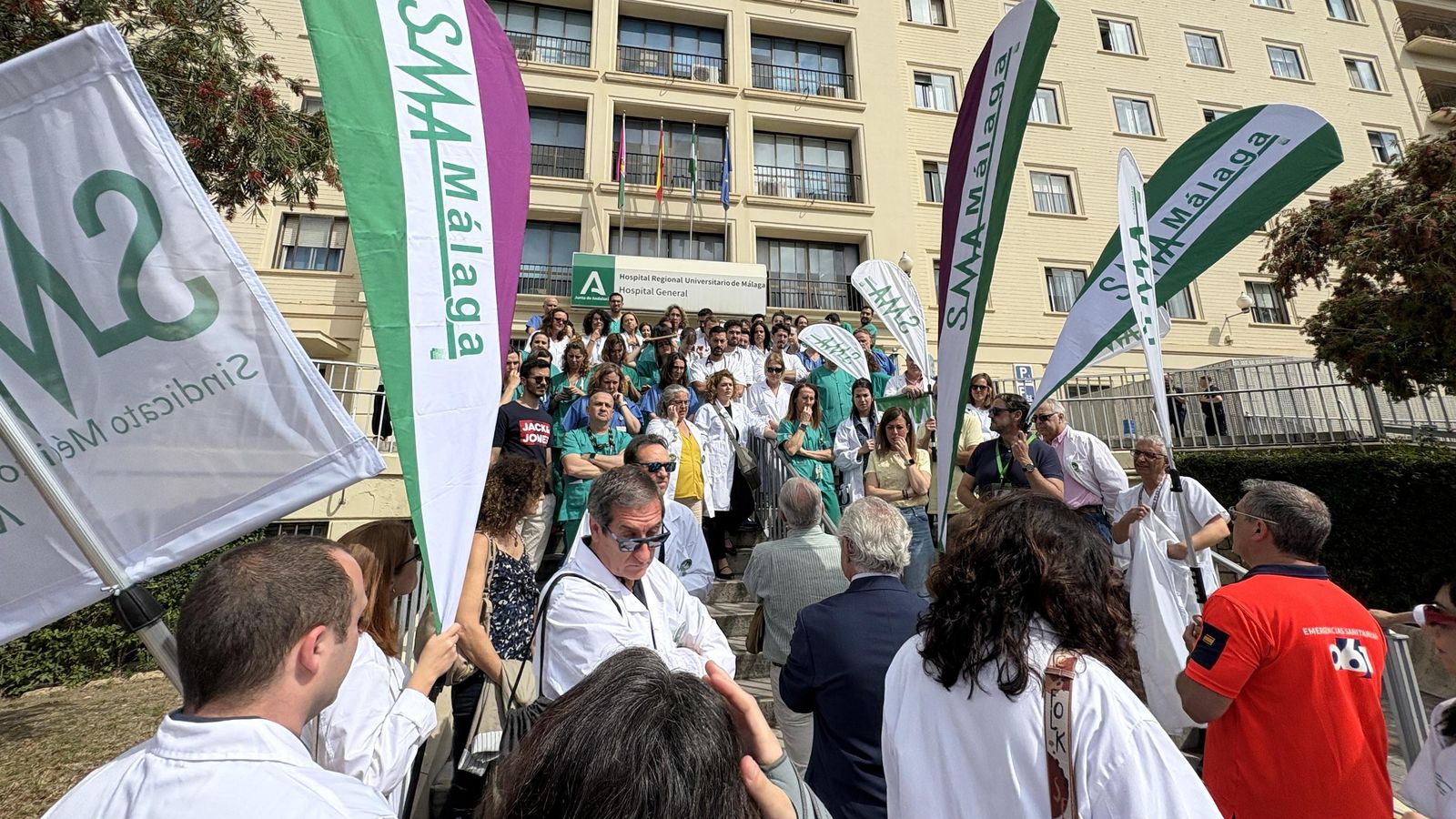 Concentración de los facultativos ante el Hospital Regional, este viernes.