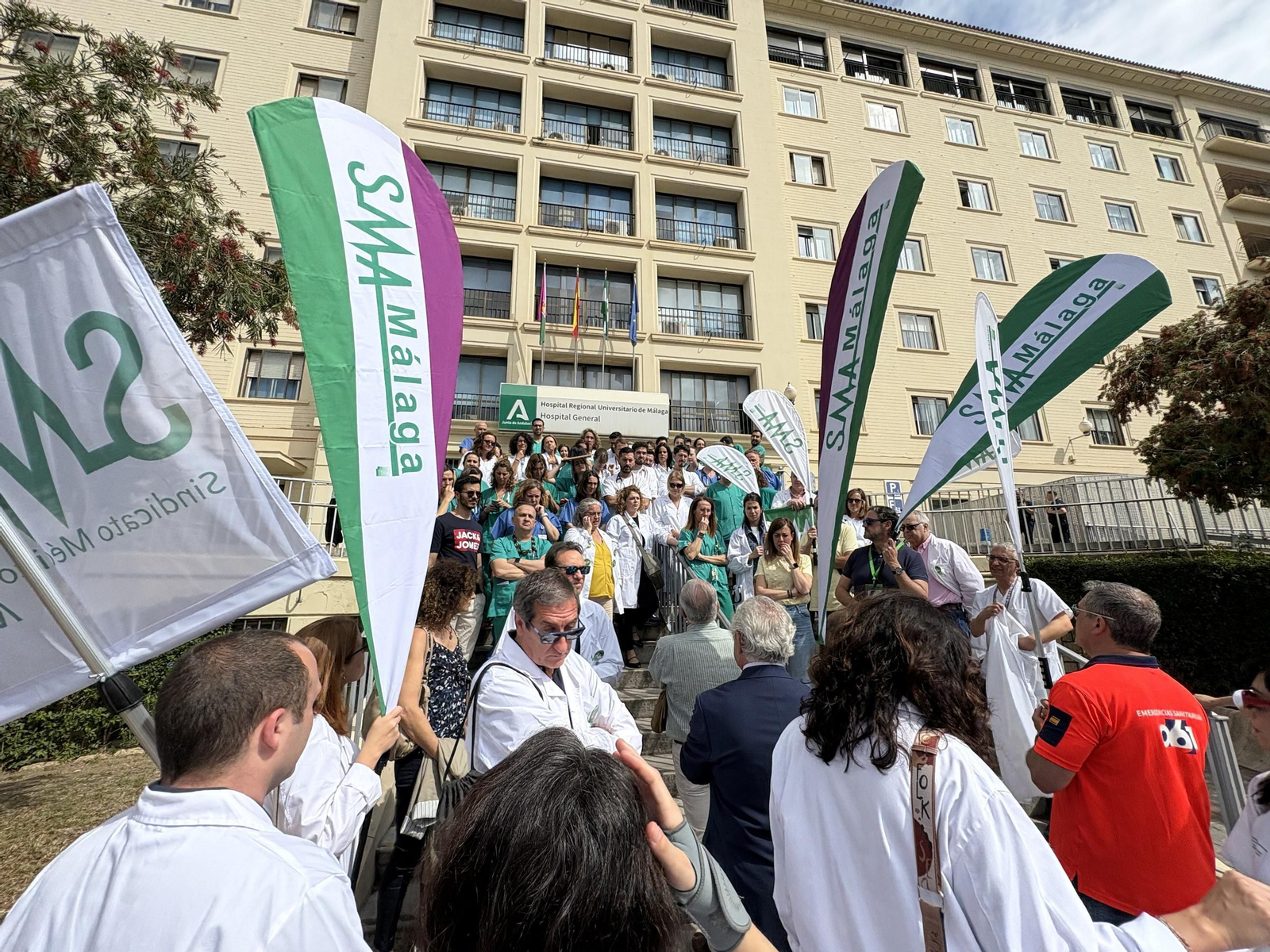 Concentración de los facultativos ante el Hospital Regional el pasado 23 de mayo.