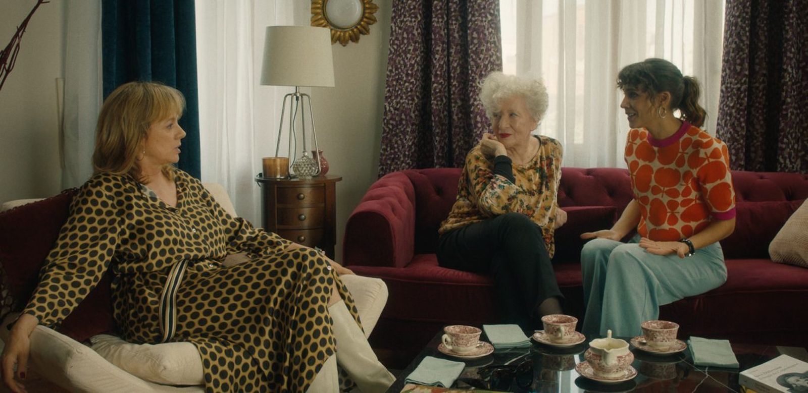 Emma Suárez, Magüi Mira y Aura Garrido en una imagen del filme de Lindo y Féjerman.