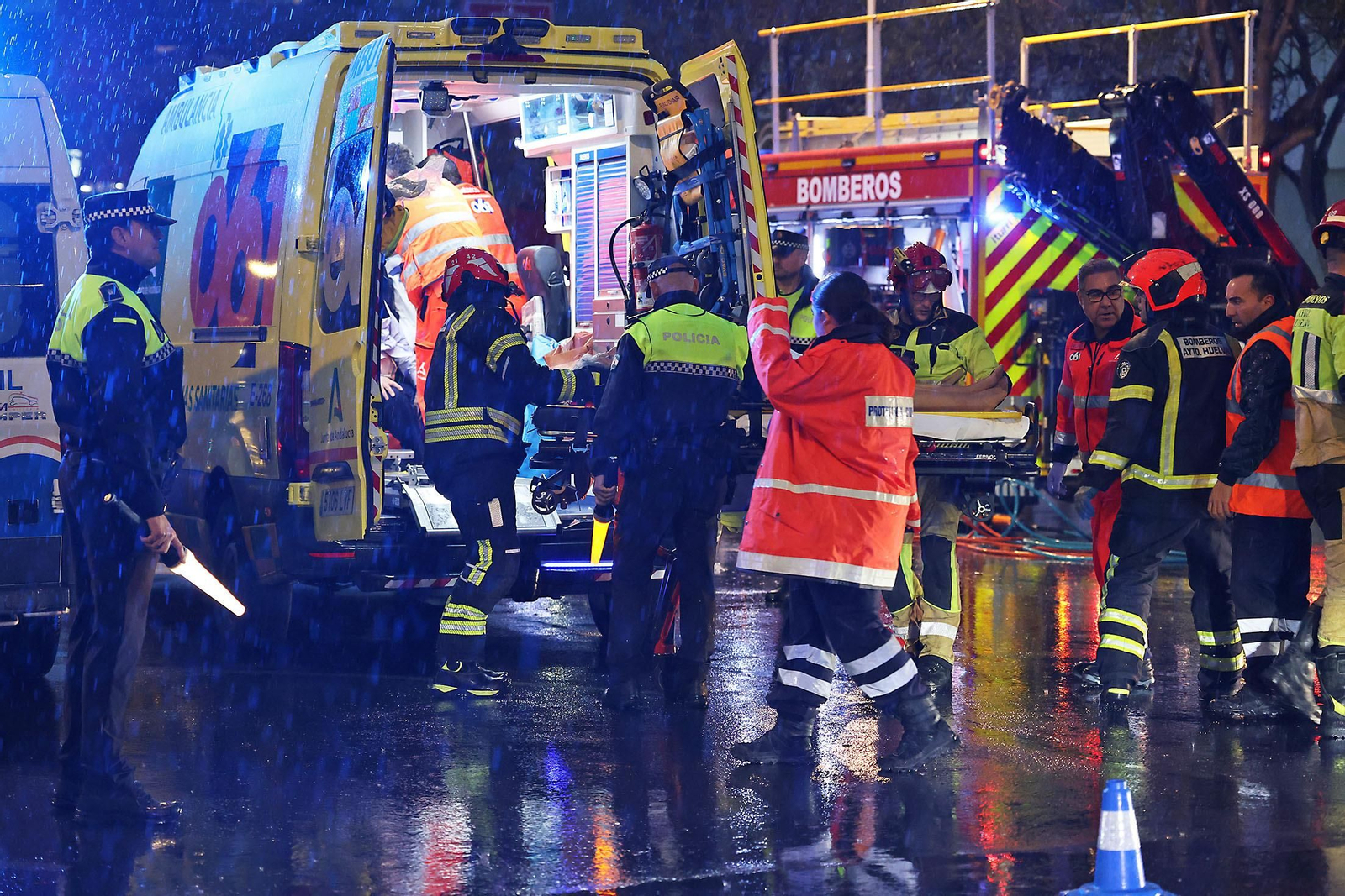 Las espectaculares imágenes del rescate de una persona en un accidente de tráfico en Huelva