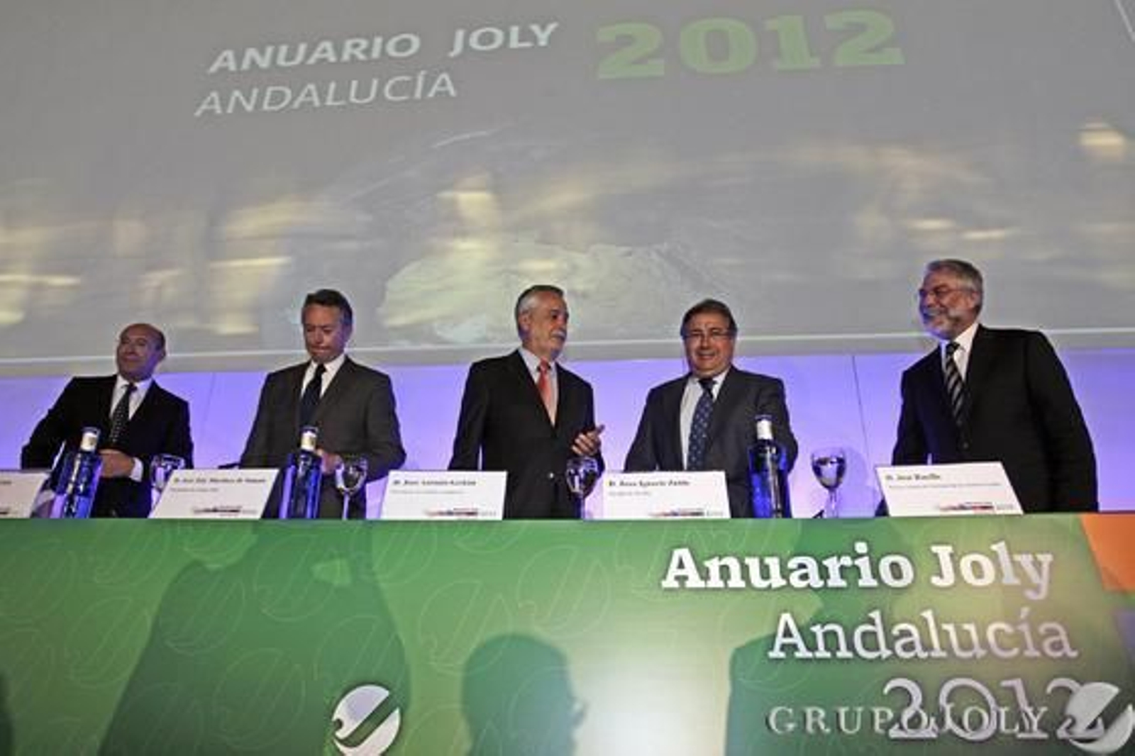 Francisco Ferraro, director del Anuario Joly; José Joly, presidente del Grupo Joly; José Antonio Griñán, presidente de la Junta de Andalucía; Juan Ignacio Zoido, alcalde de Sevilla; y José Rocillo, director territorial de Telefónica.

Foto: A. Pizarro - M. Gómez - J.C. Vázquez - V. Hidalgo
