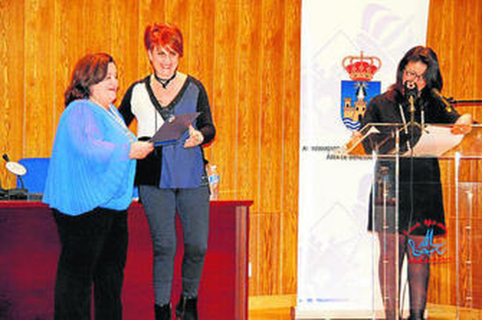 Las mujeres premiadas por el PSOE, con parte de la candidatura y la coordinadora del Instituto Andaluz de la Mujer.