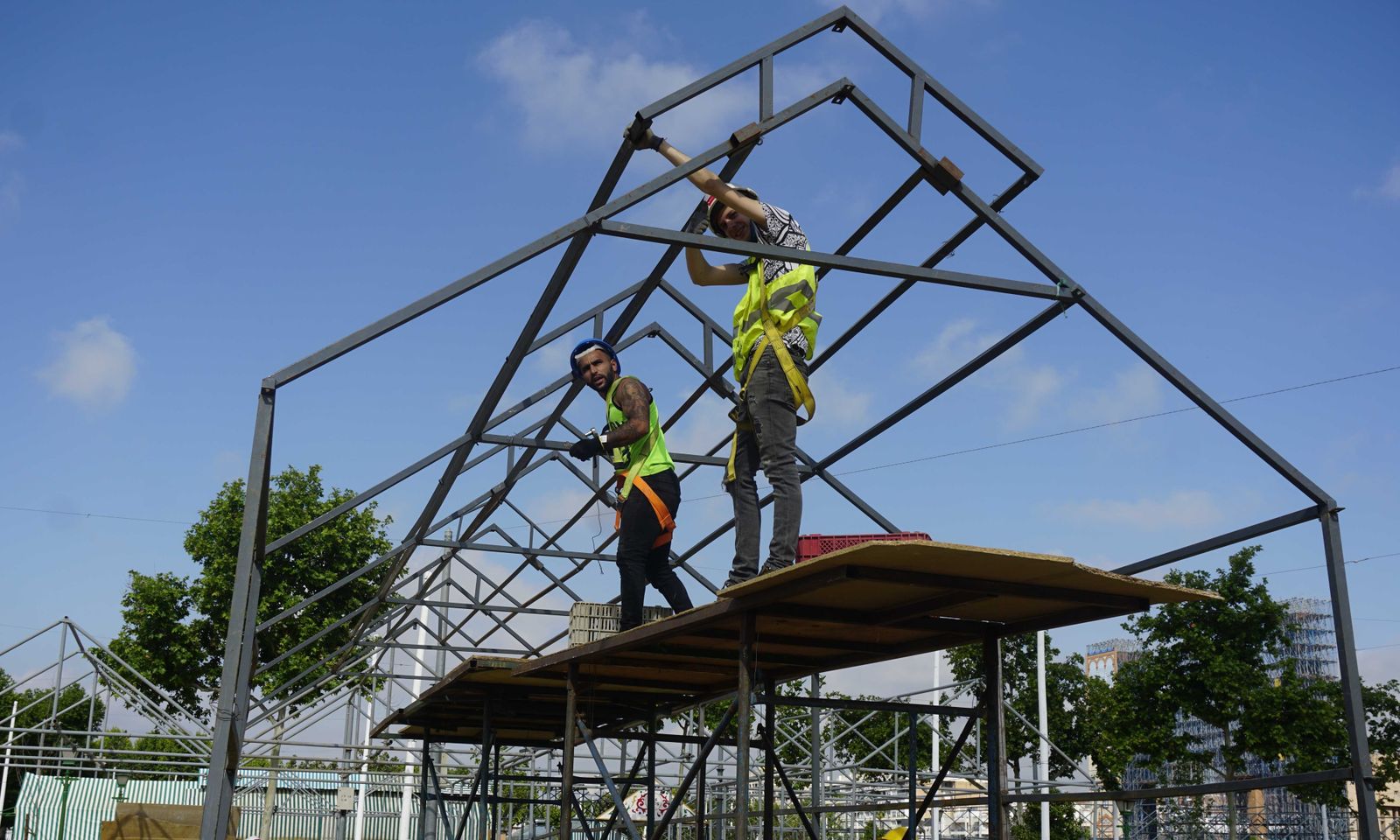 Coronavirus en Sevilla: Comienza el desmontaje de la feria