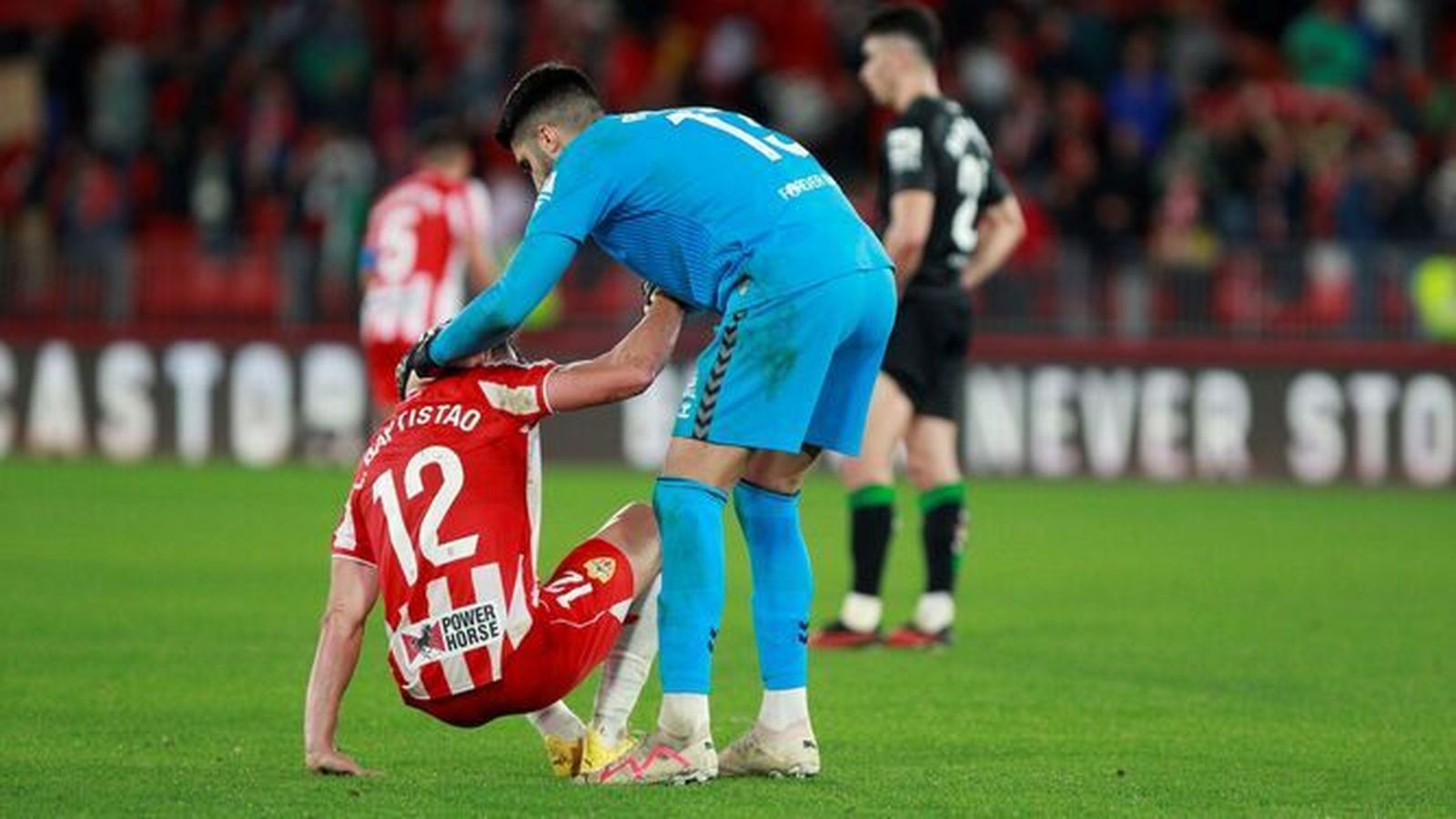 Rui Silva levanta Leo Baptistao, al que hizo el paradón, al finalizar el partido.
