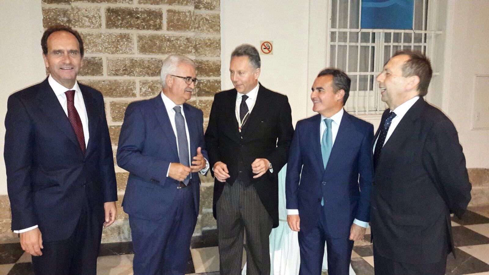 Alberto Delgado, Manuel Jiménez Barrios, José Joly, Rafael Herrador y José Antonio Carrizosa, en un momento del cóctel posterior al acto de ingreso.