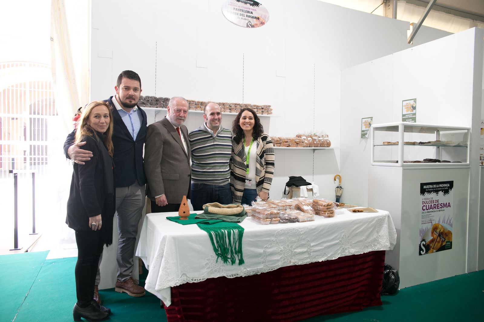 El presidente de la Diputación de Sevilla, con algunos de los participantes de la reciente Muestra del Dulce de Cuaresma.