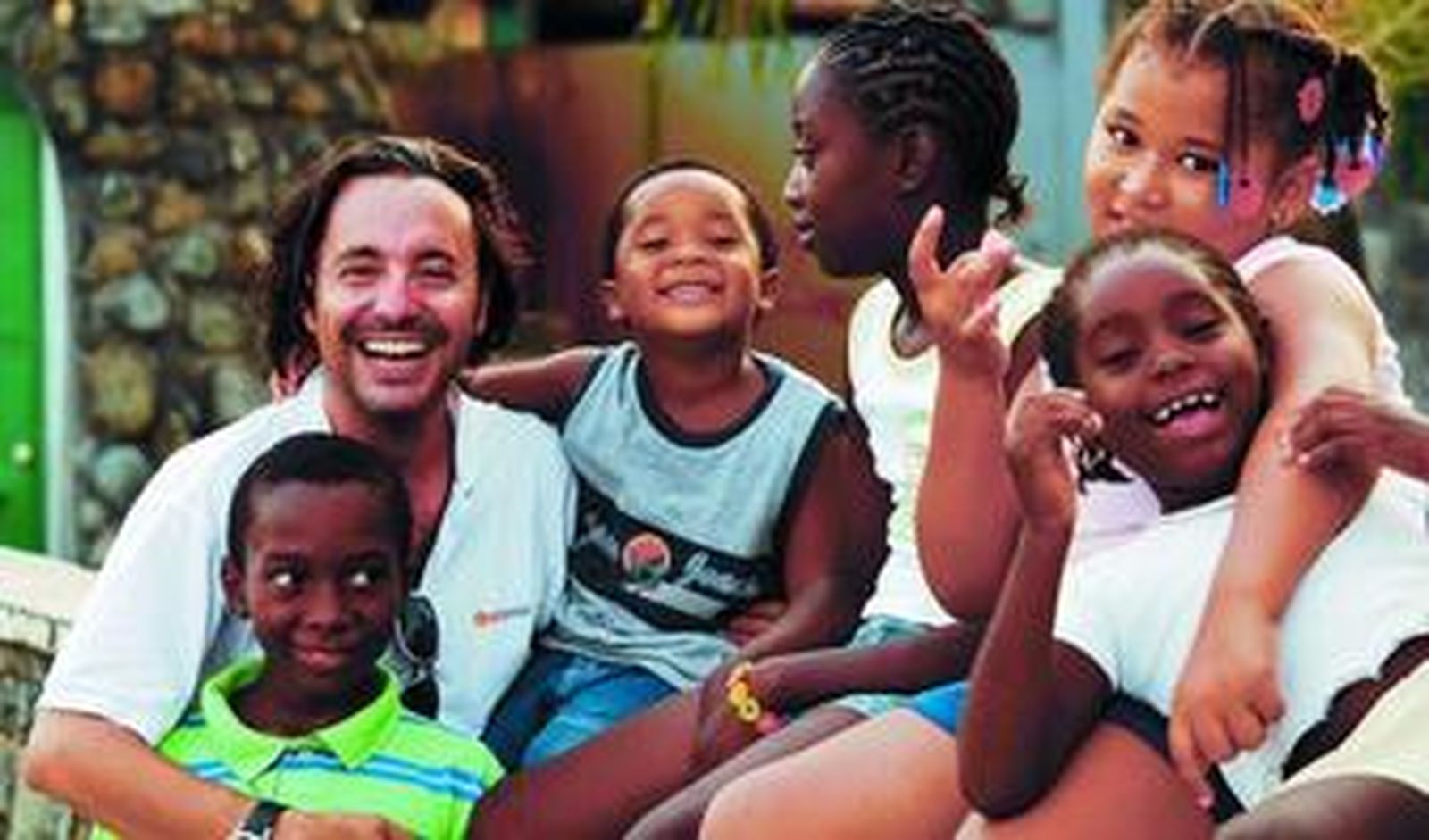 El sevillano José Luis Feliú Rey junto a niños y niñas oriundos de Livingston (Guatemala).