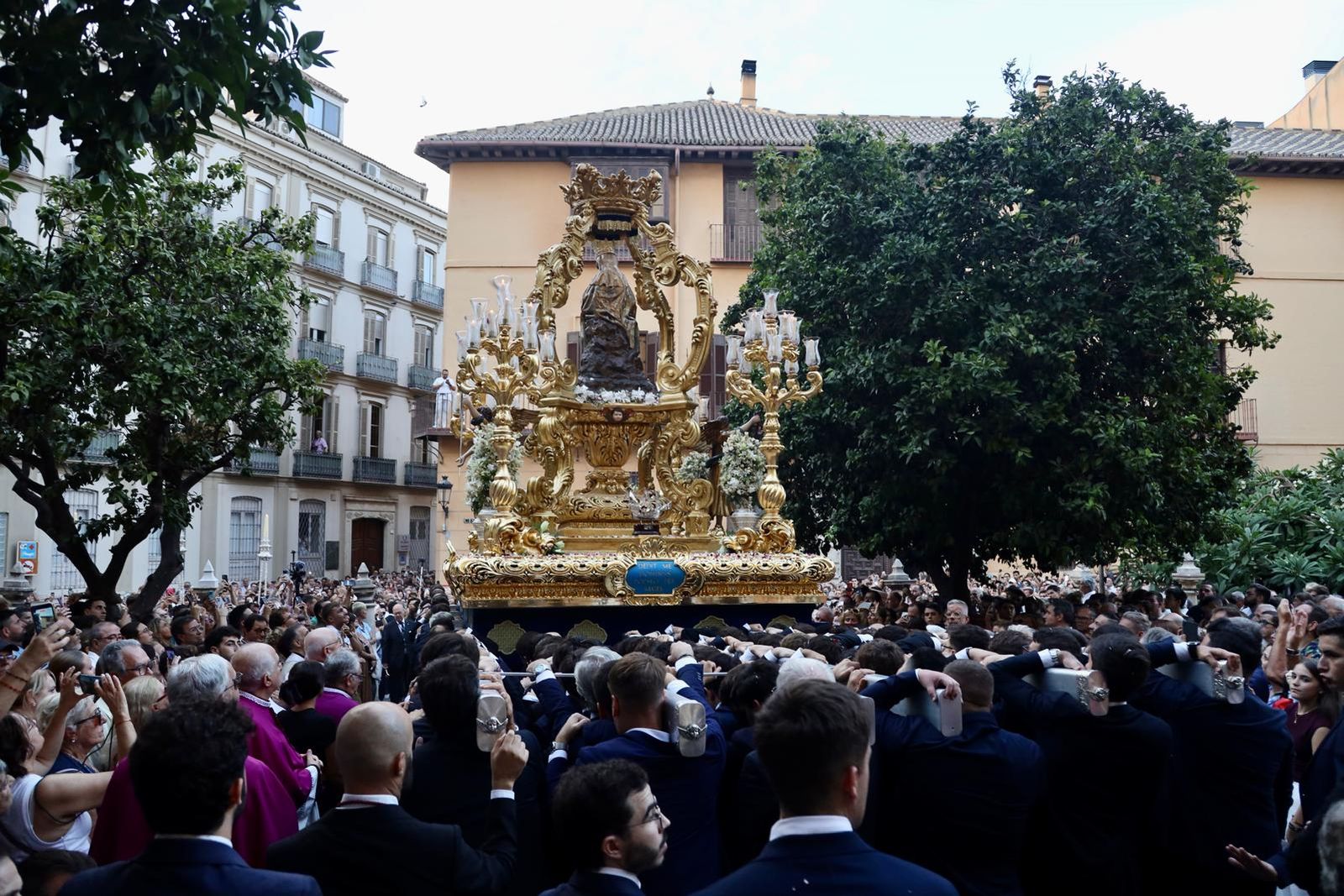 La procesión de la Virgen de la Victoria de Málaga, en imágenes