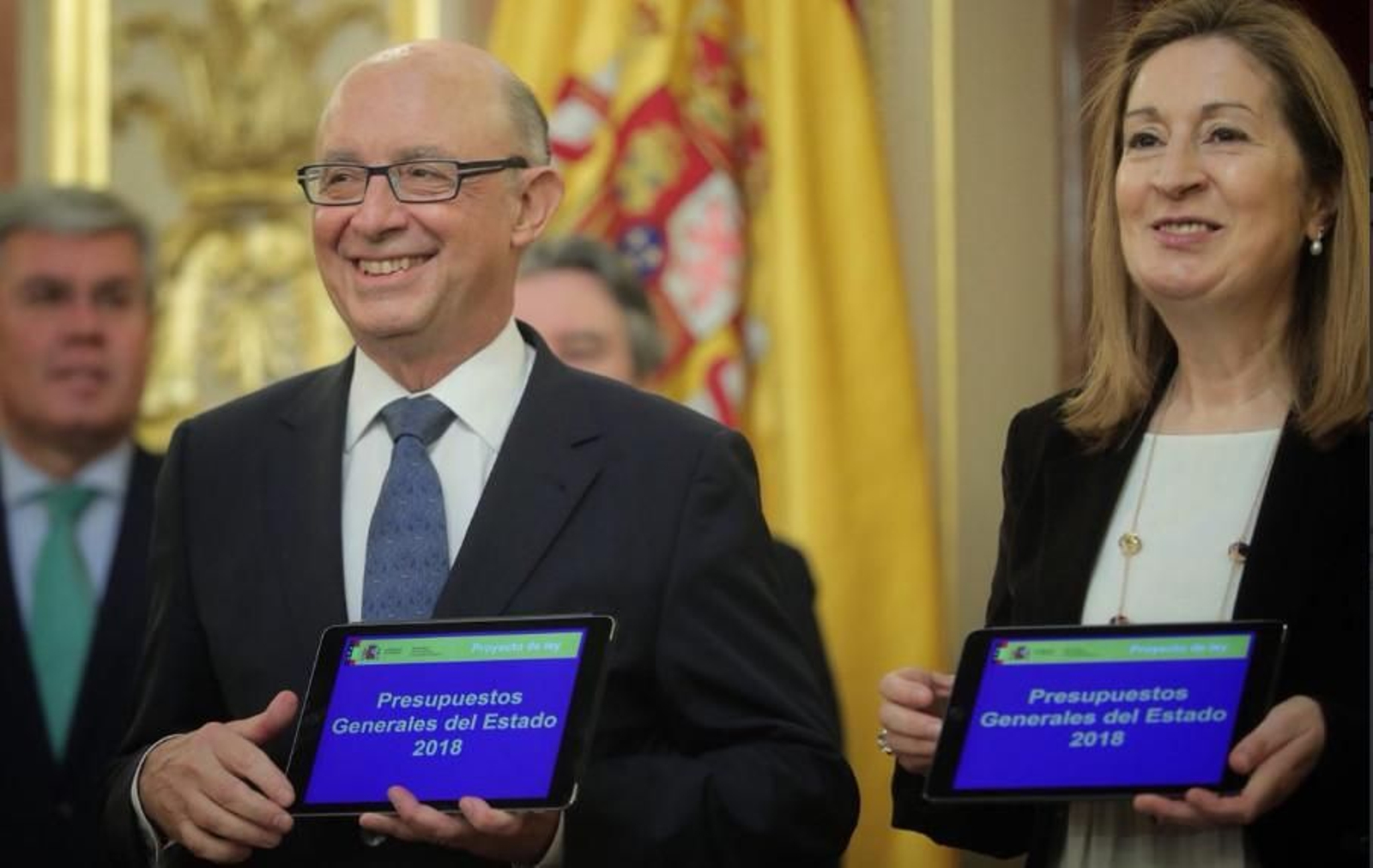 Montoro y Pastor, con las 'tablets' con los Presupuestos en las manos.