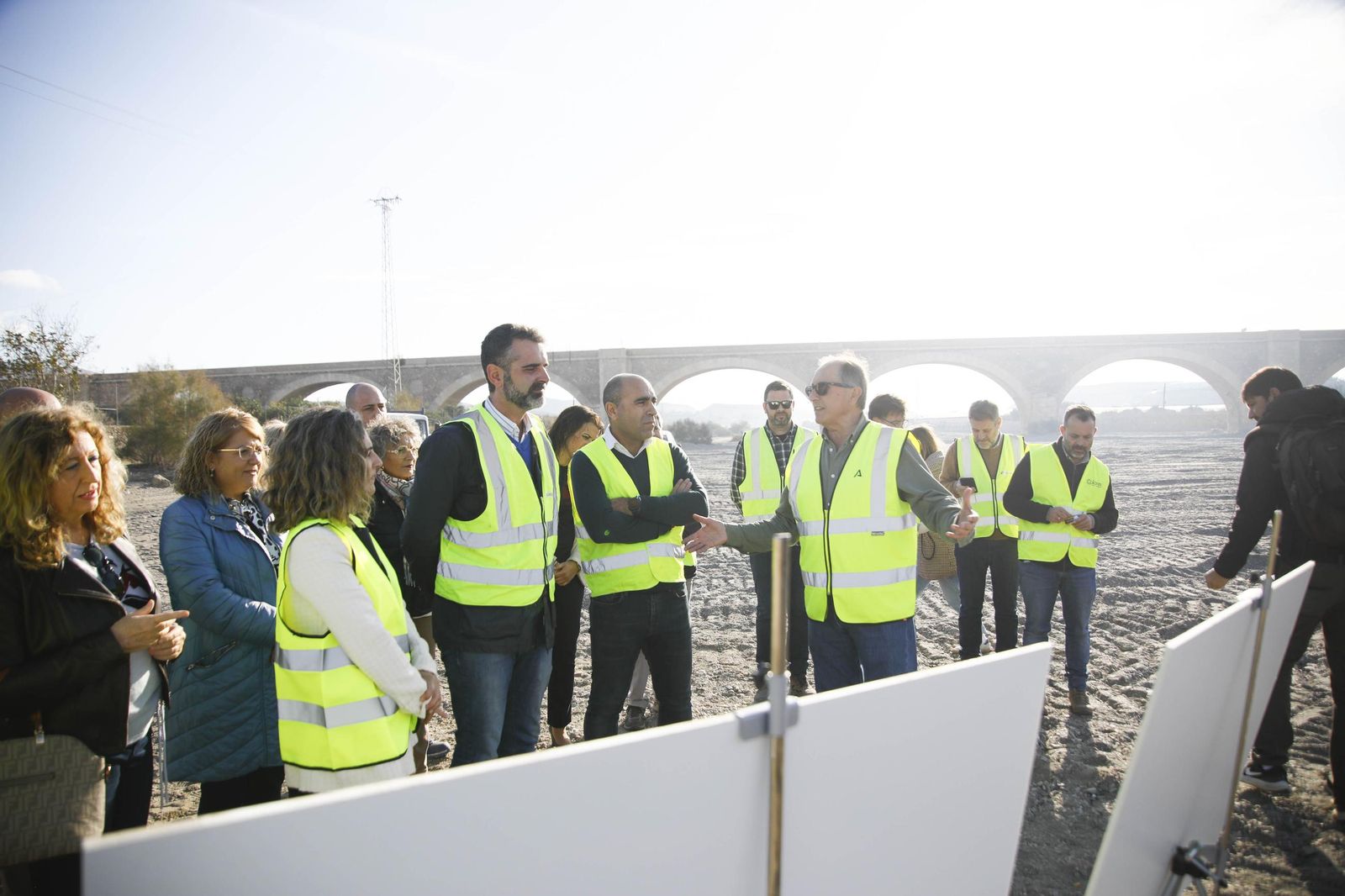 Las imágenes de la visita las obras de restauración hidrogeomorfológica y de naturalización del cauce del río Andarax, en Rioja