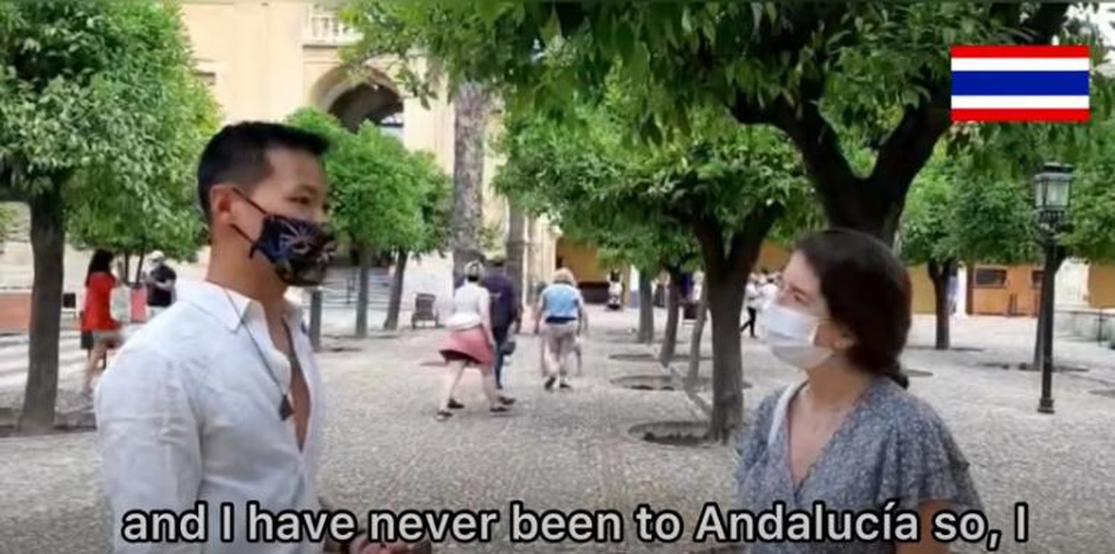 Una de las alumnas premiadas, durante una conversación con un turista.