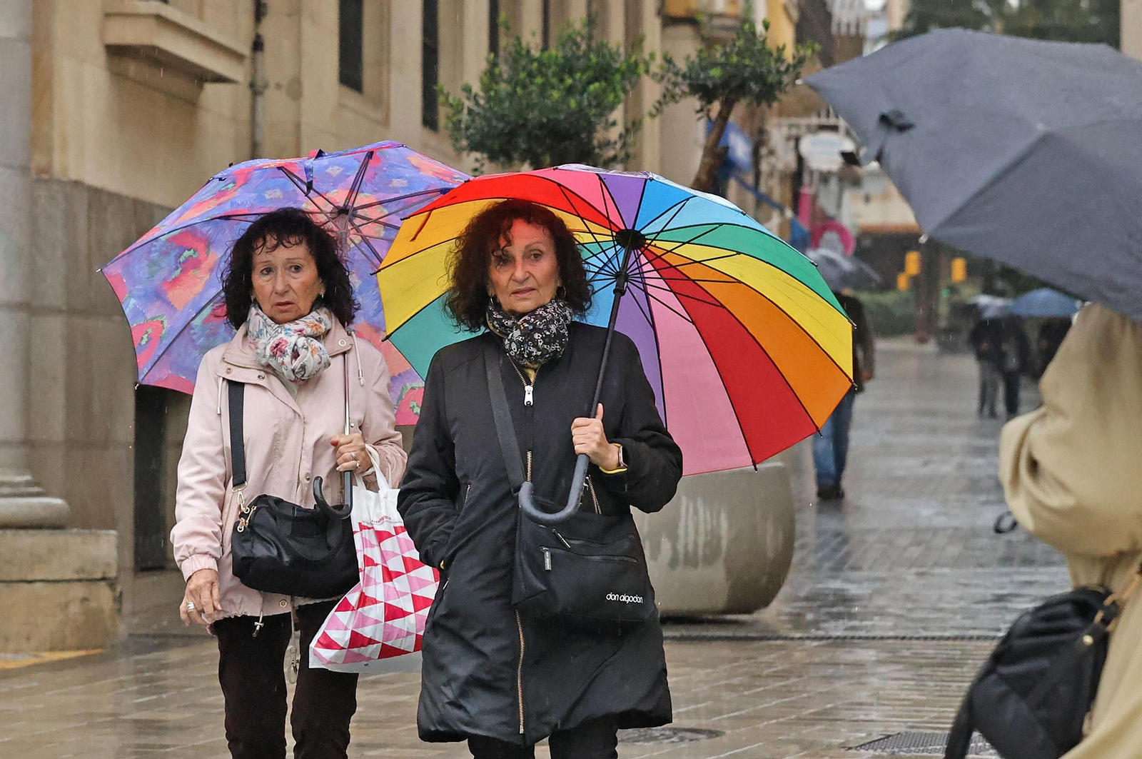 Imágenes de una mañana lluviosa en la capital