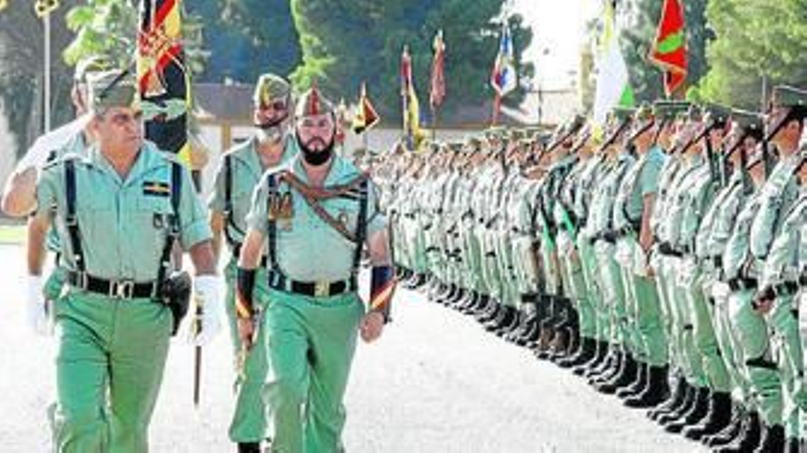 El general jefe de la Brileg, Francisco Javier Varela, pasa revista a las Unidades en Formación al inicio del acto.