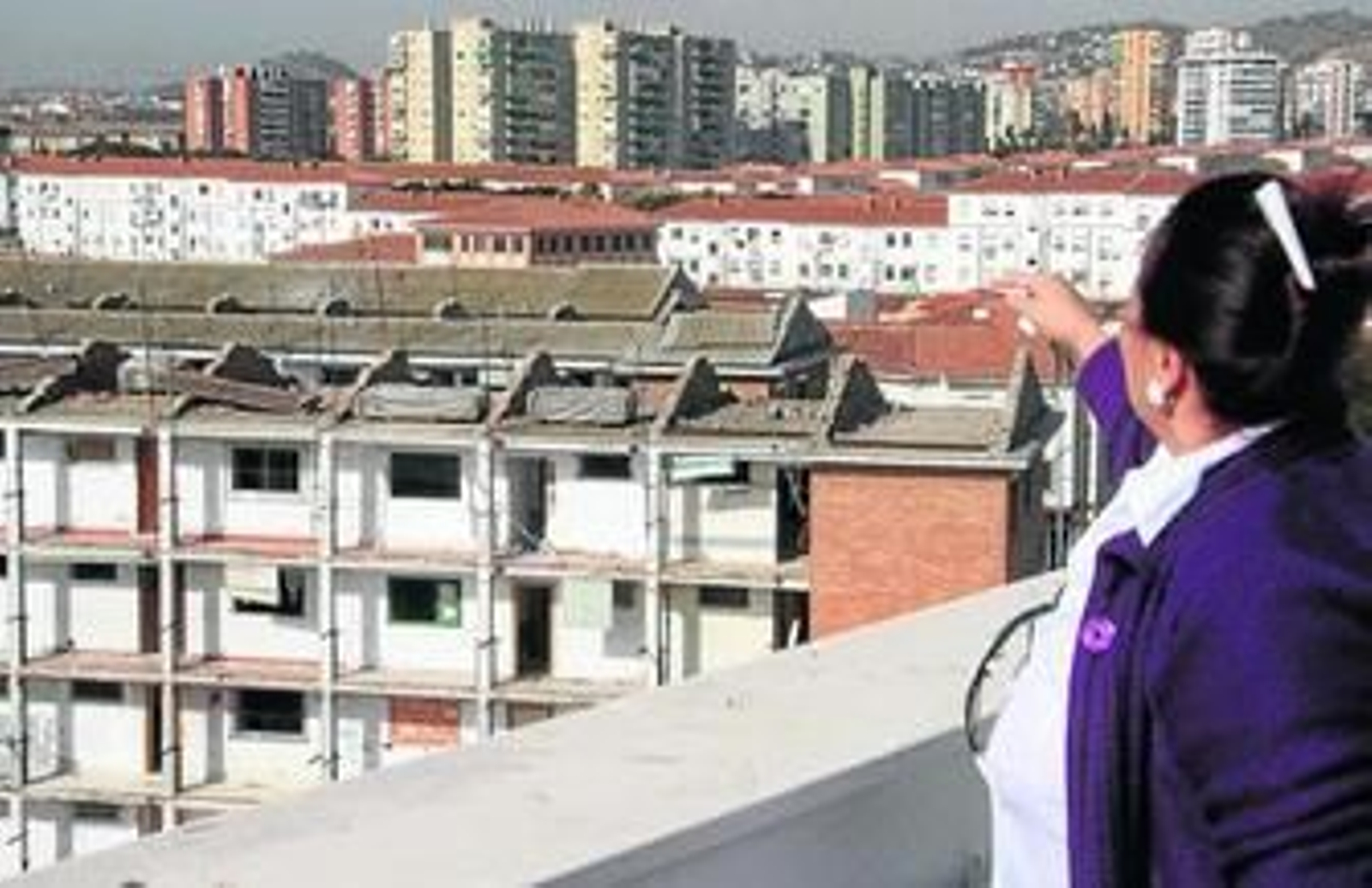 Una vecina denuncia que las placas de uralita de los bloques de García Grana se están quitando sin seguridad.