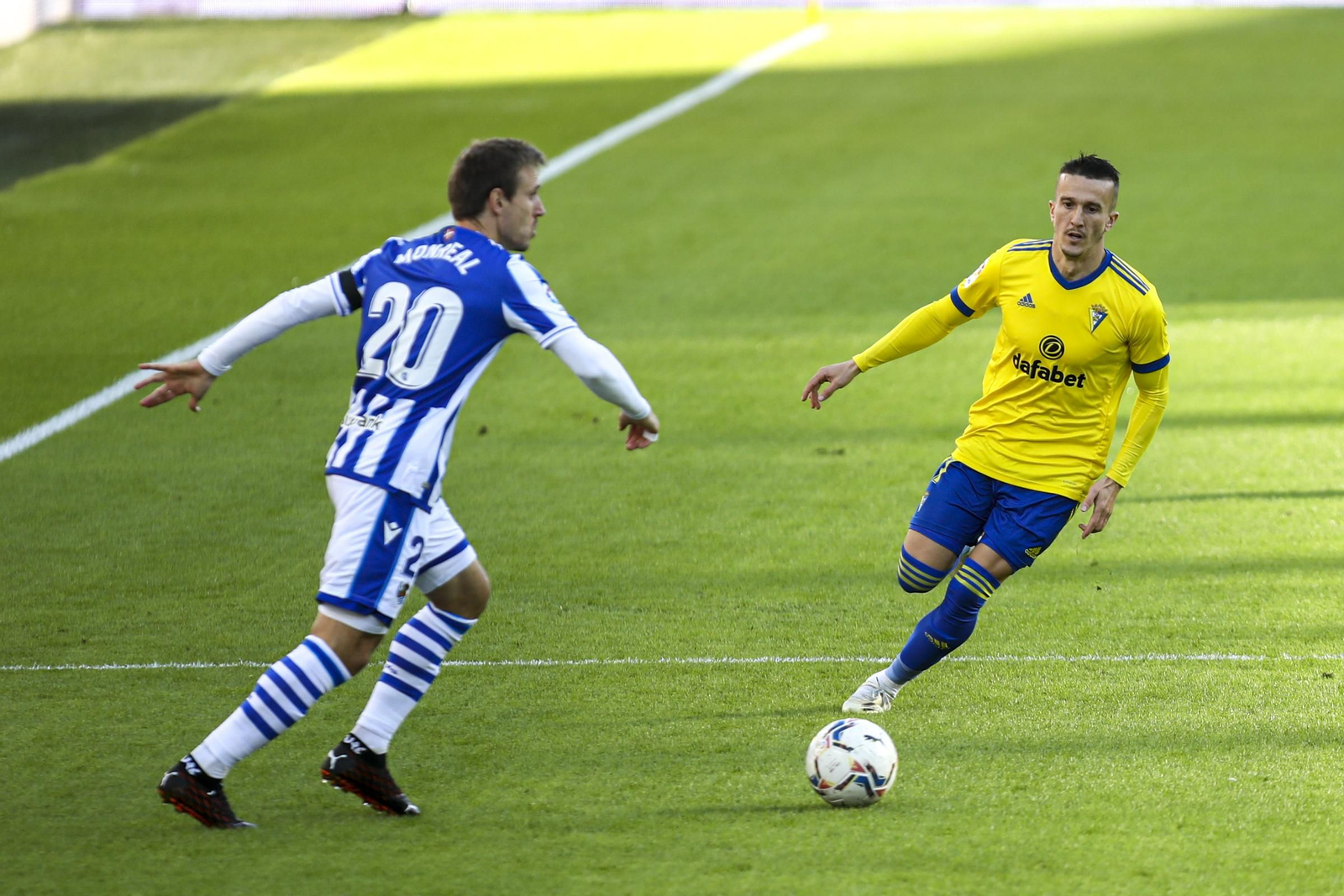 Salvi, delante de Monreal durante el partido contra la Real.