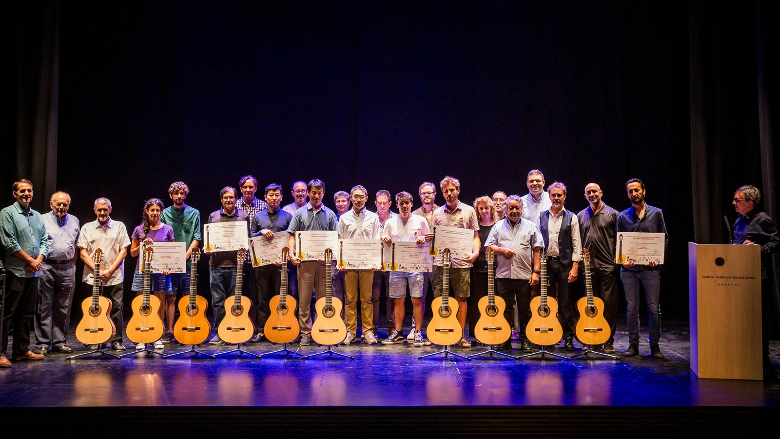 Foto de familia de los participantes en la final.