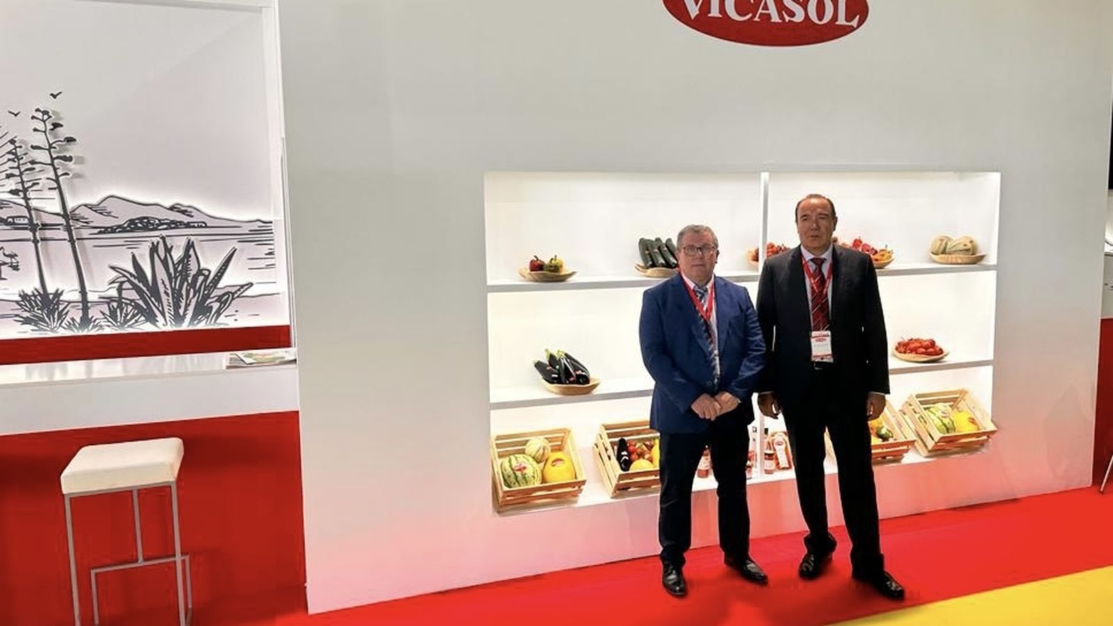 Presidente y gerente, en el estand de Vicasol.