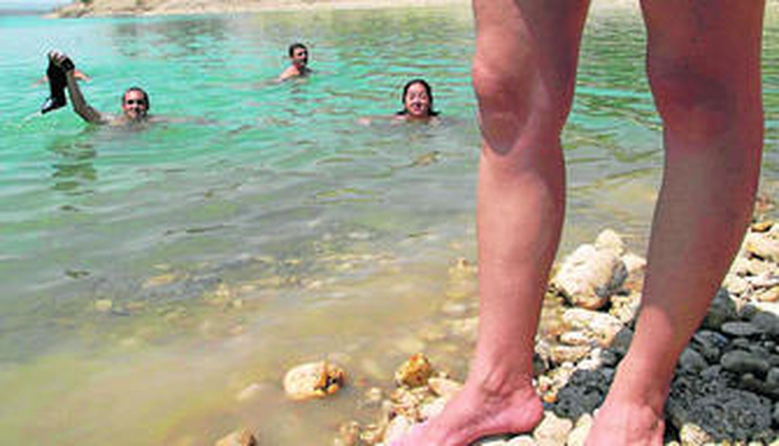 En el embalse de Negratín se creó una playa artificial, pero no está catalogada y por tanto no se precisa si es apta o no para el baño.