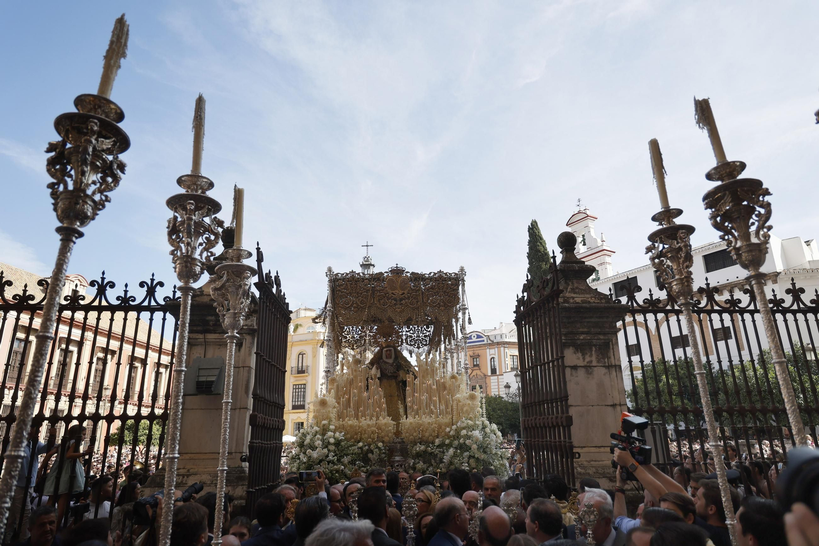 alida de la Esperanza de Triana, bajo palio, hasta la Catedral.